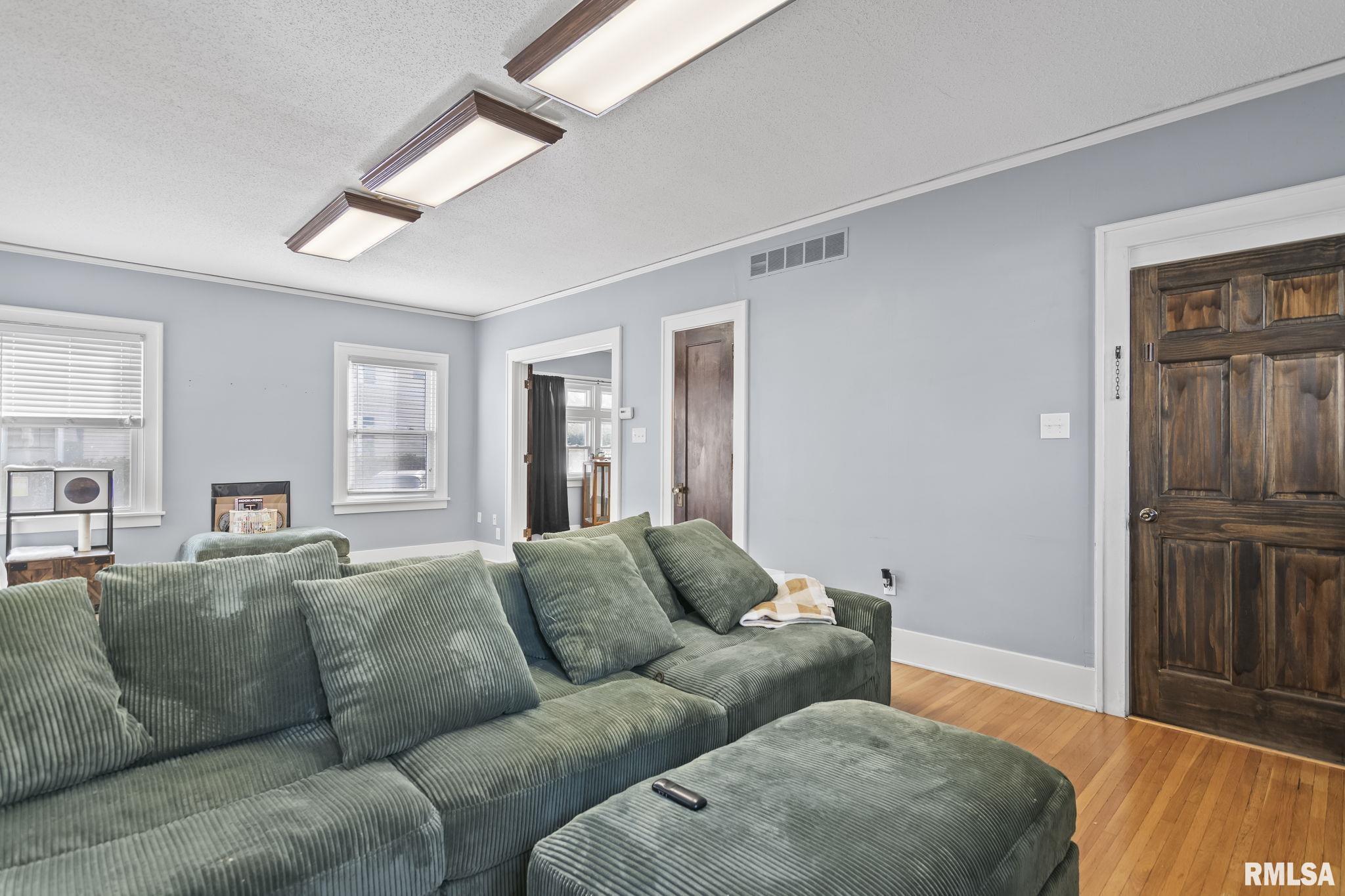 907 S 4TH Street