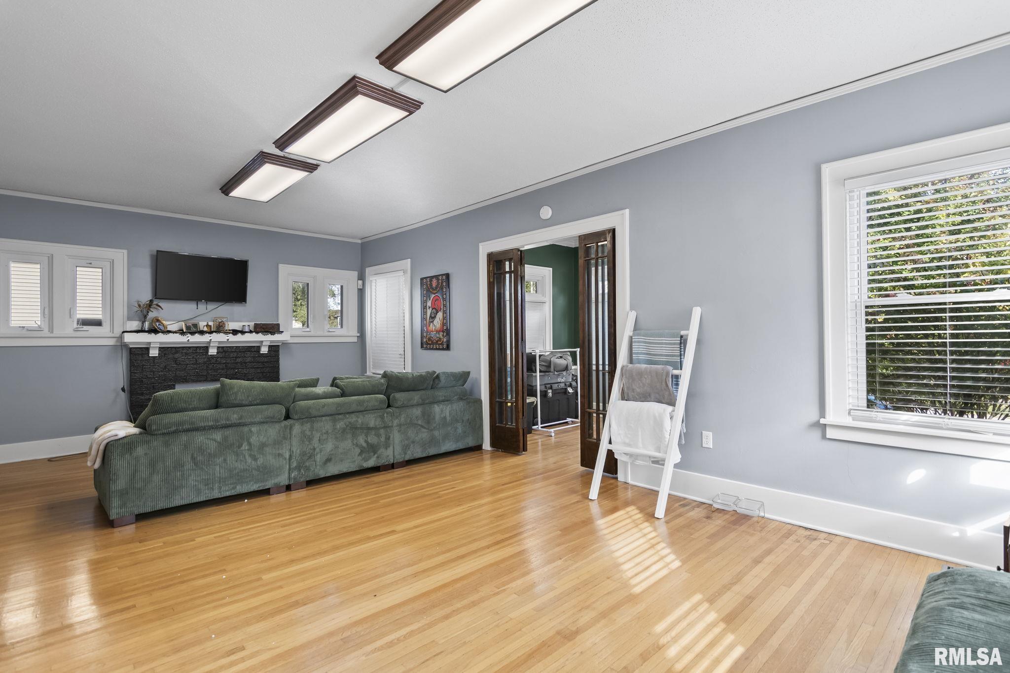 907 S 4TH Street