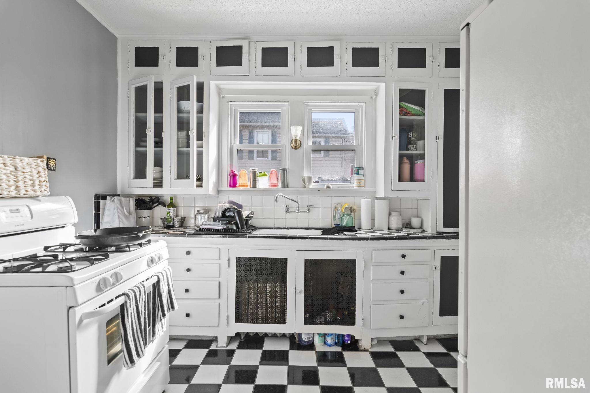 907 S 4TH Street