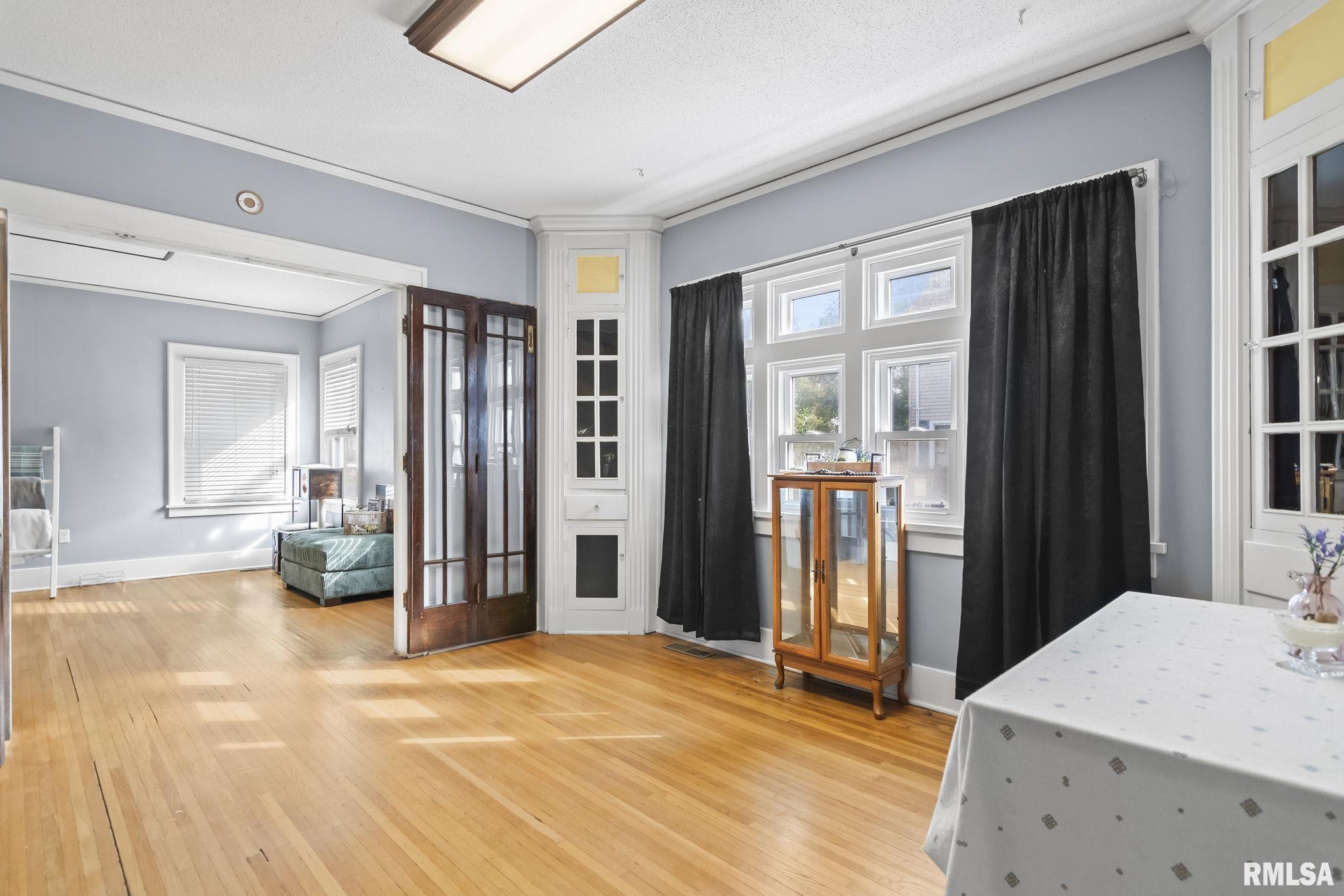 907 S 4TH Street