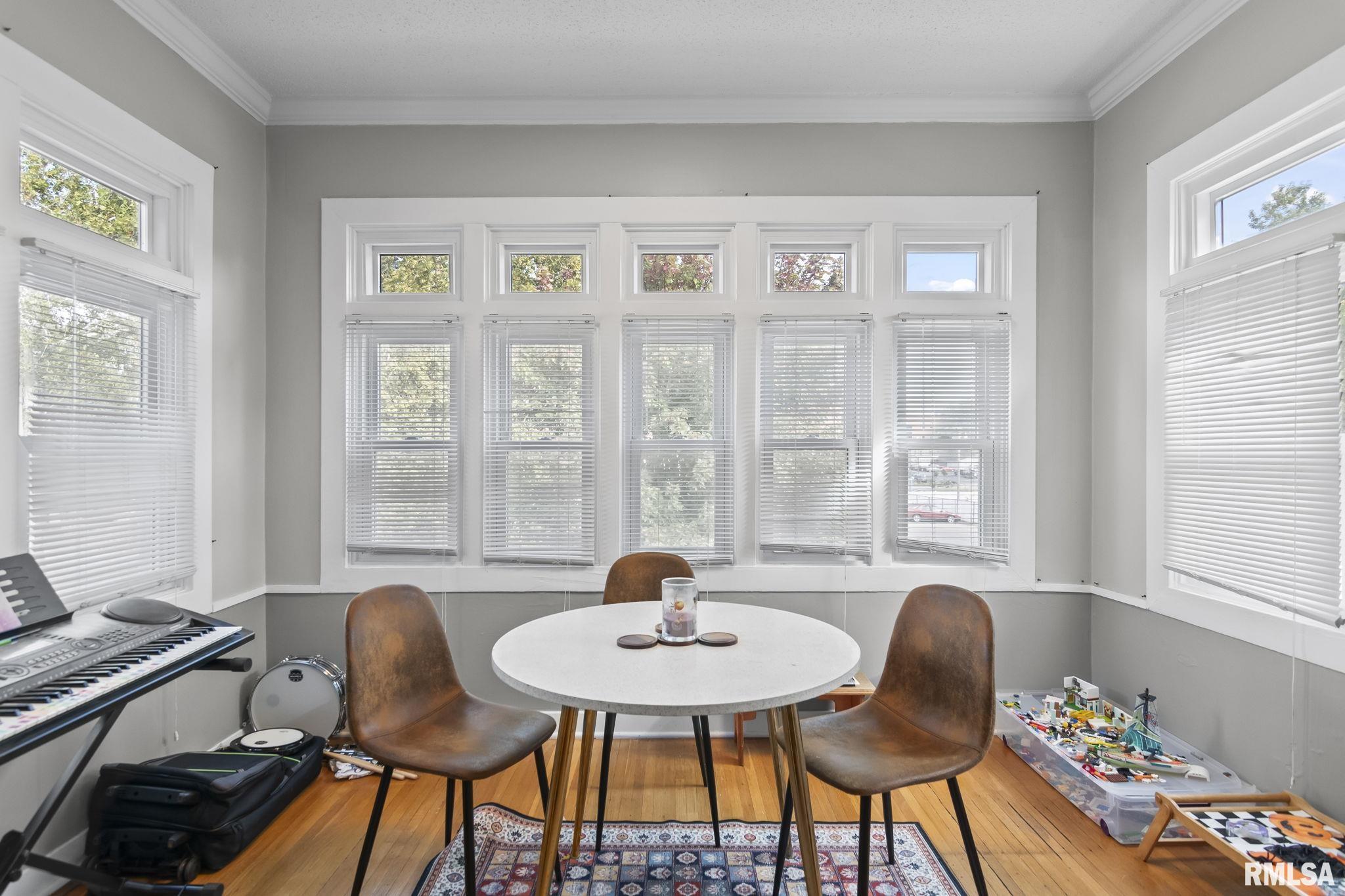 907 S 4TH Street