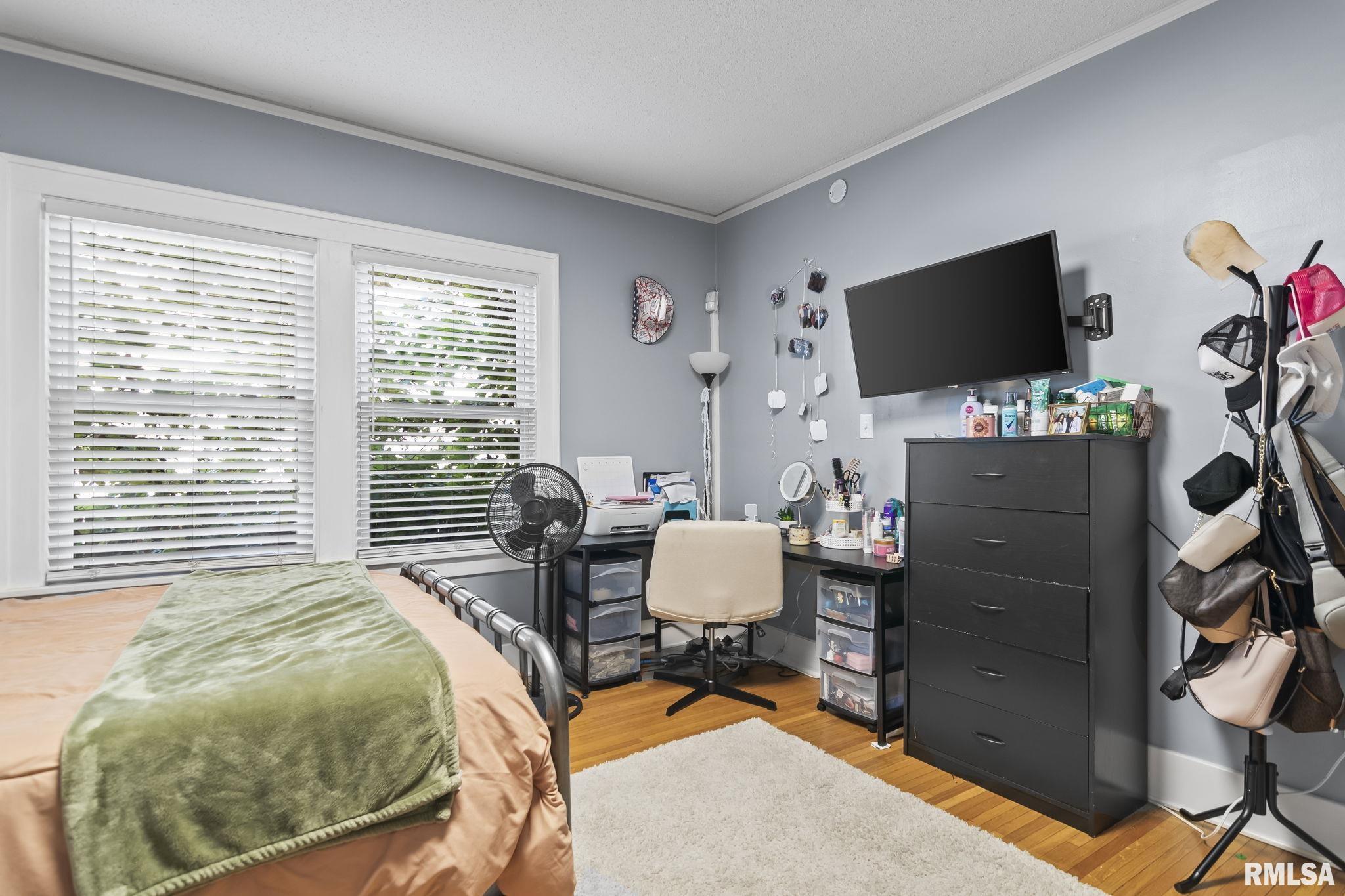 907 S 4TH Street