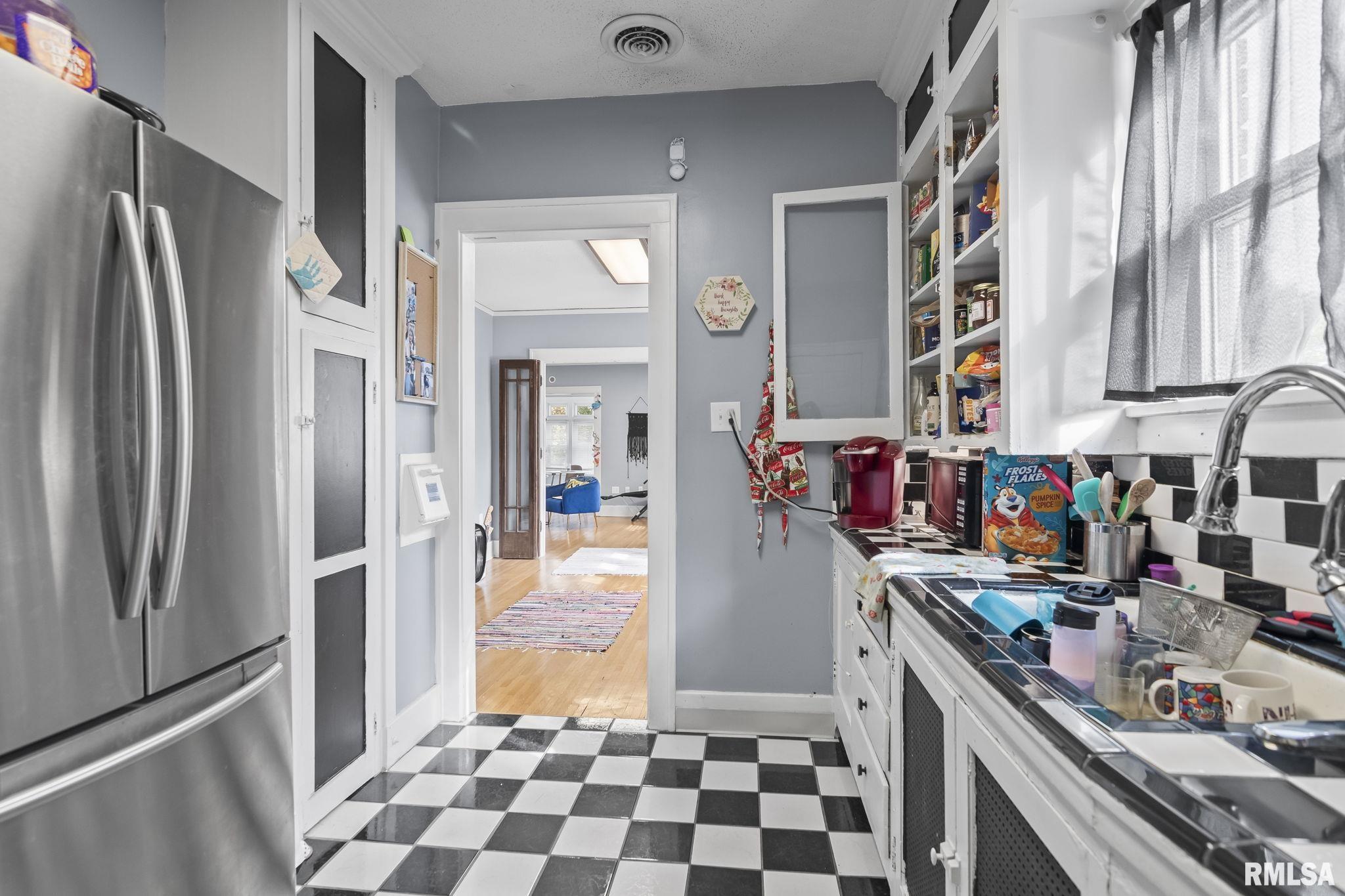 907 S 4TH Street