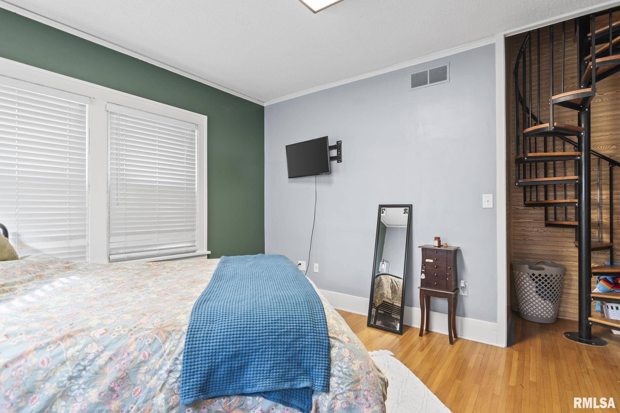907 S 4TH Street
