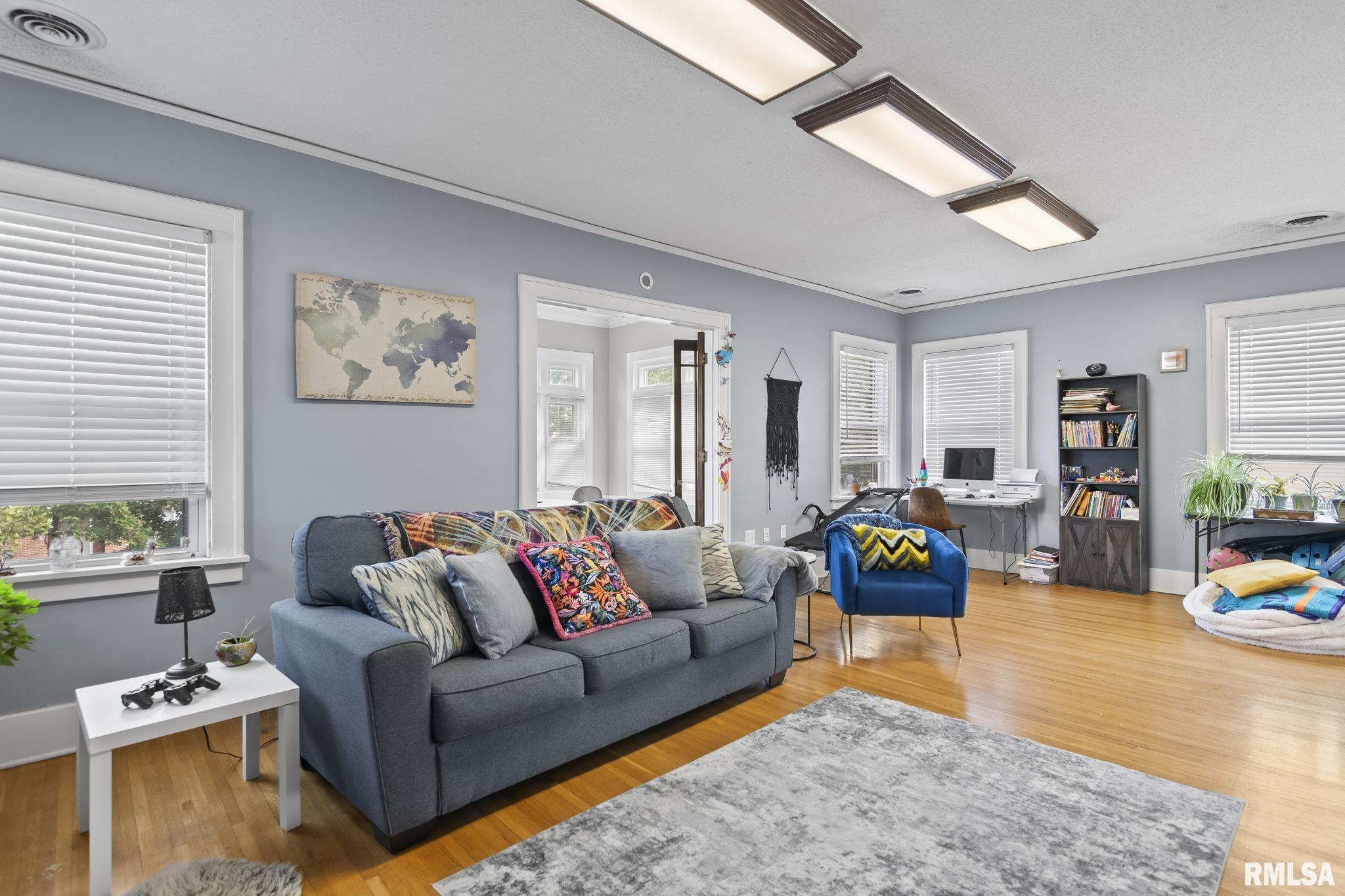 907 S 4TH Street