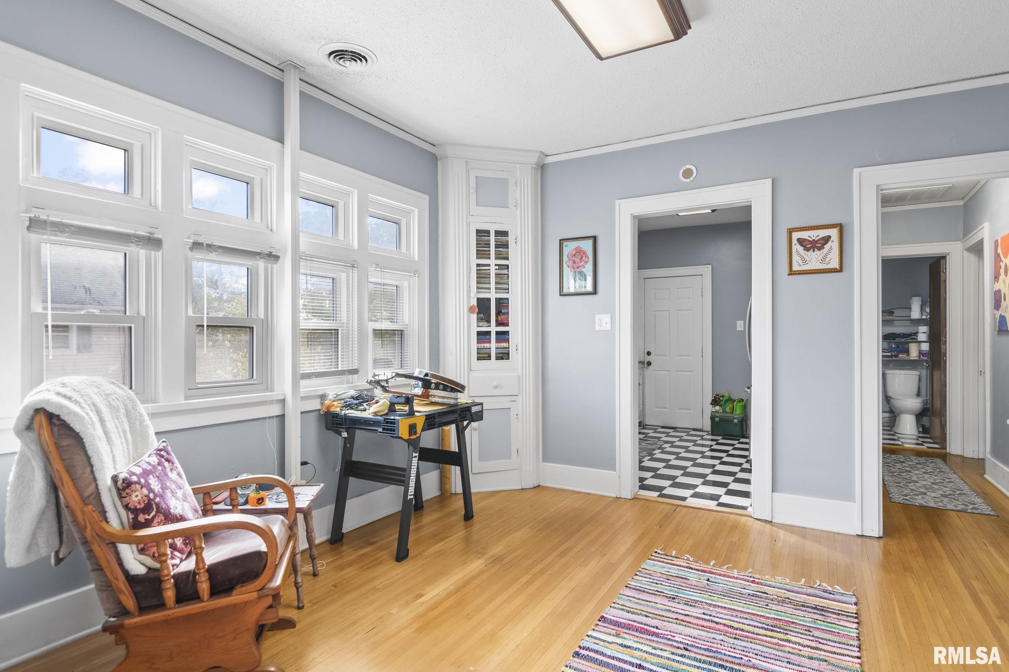 907 S 4TH Street