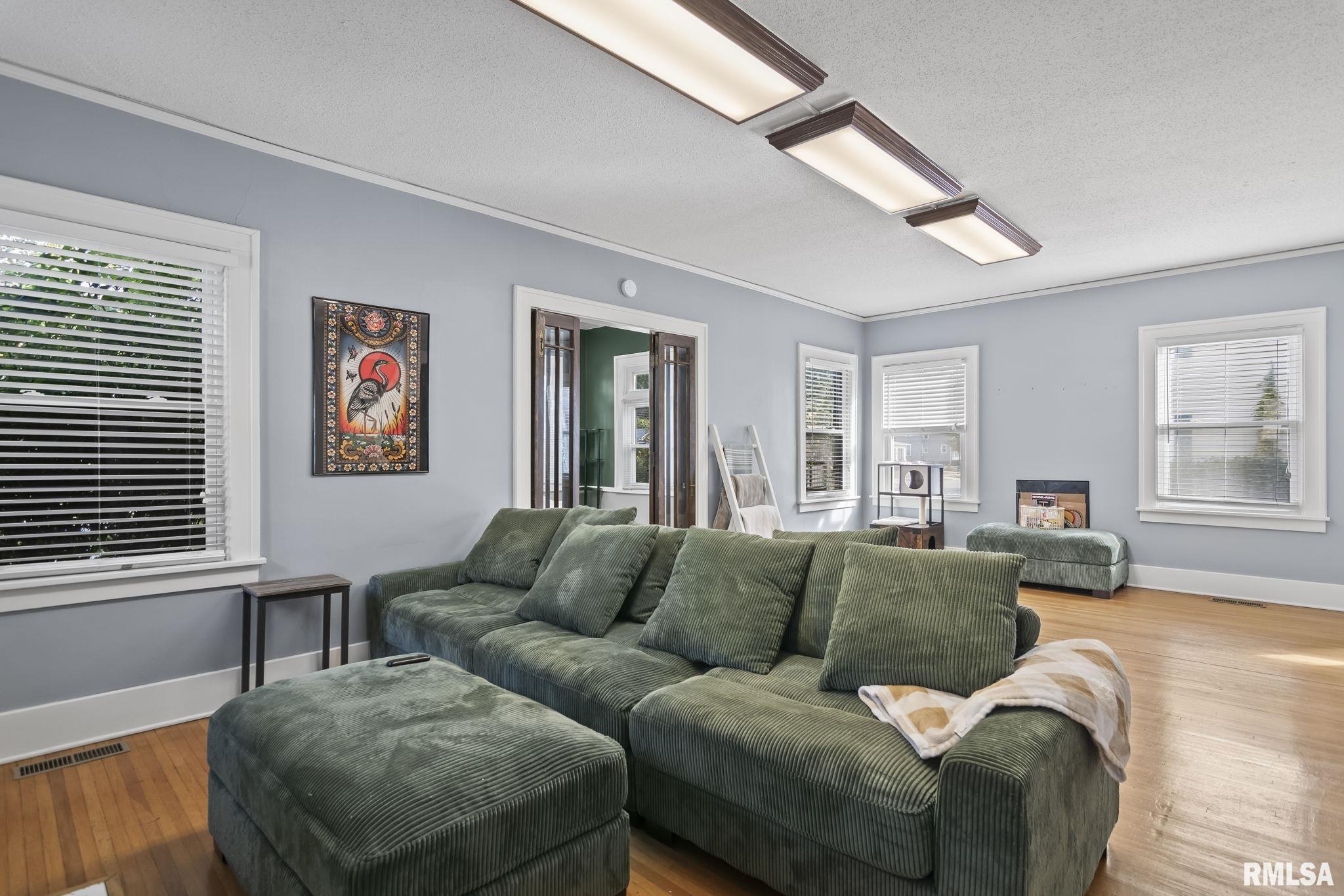 907 S 4TH Street
