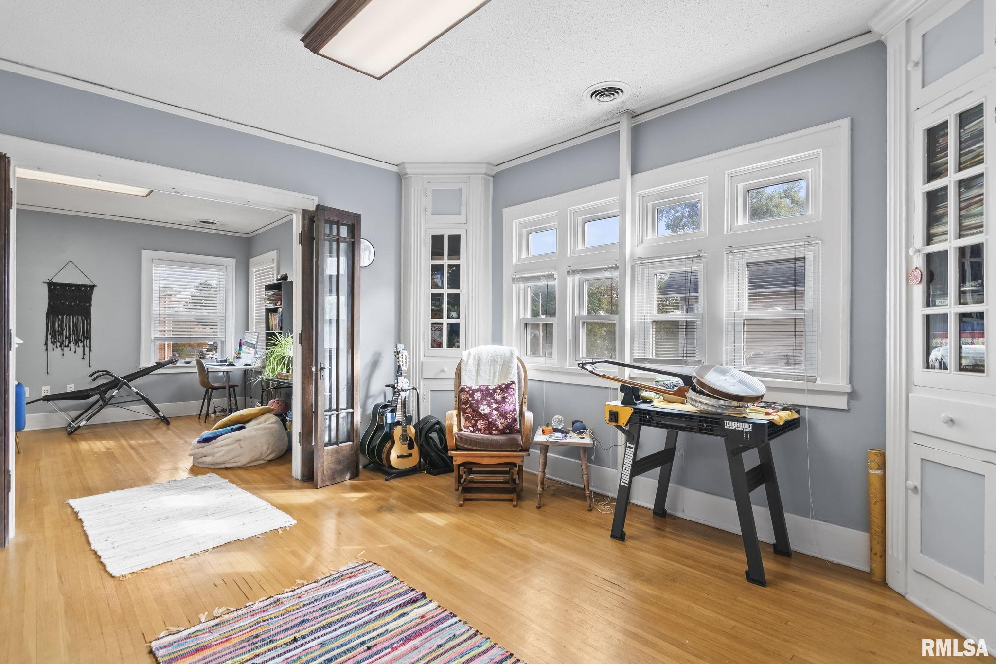 907 S 4TH Street
