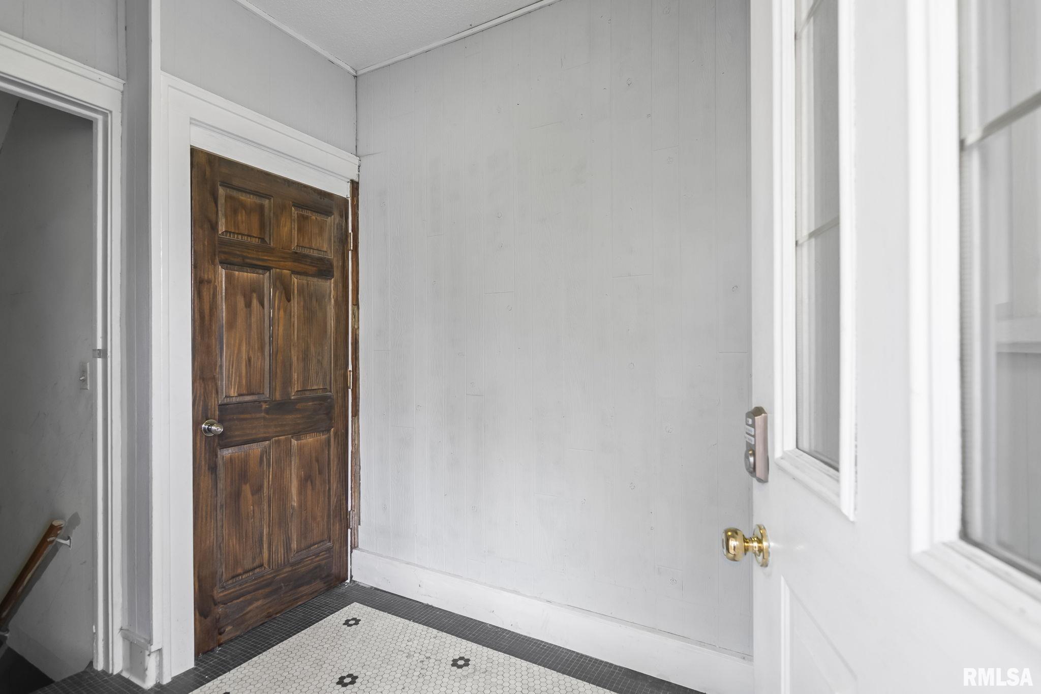 907 S 4TH Street