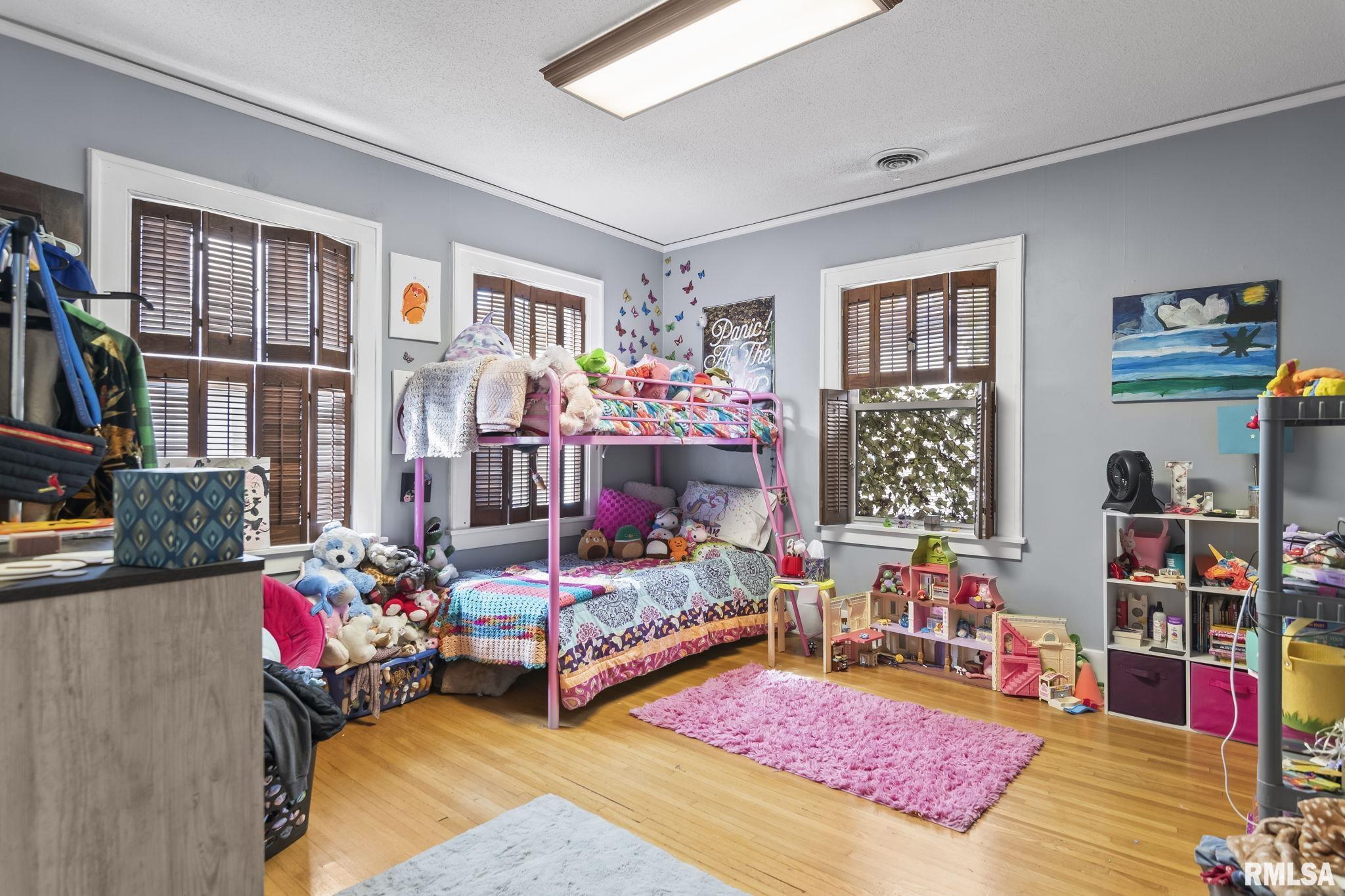 907 S 4TH Street