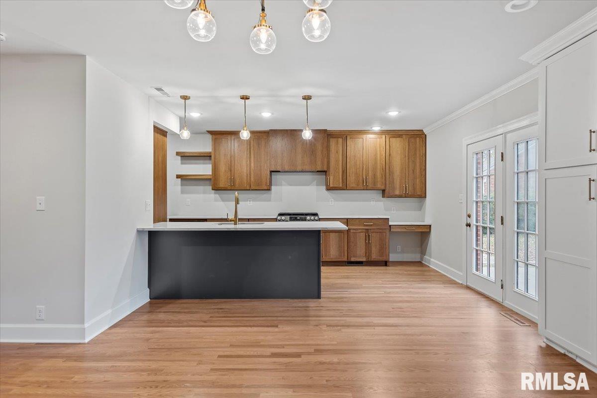 2211 S Wiggins Avenue