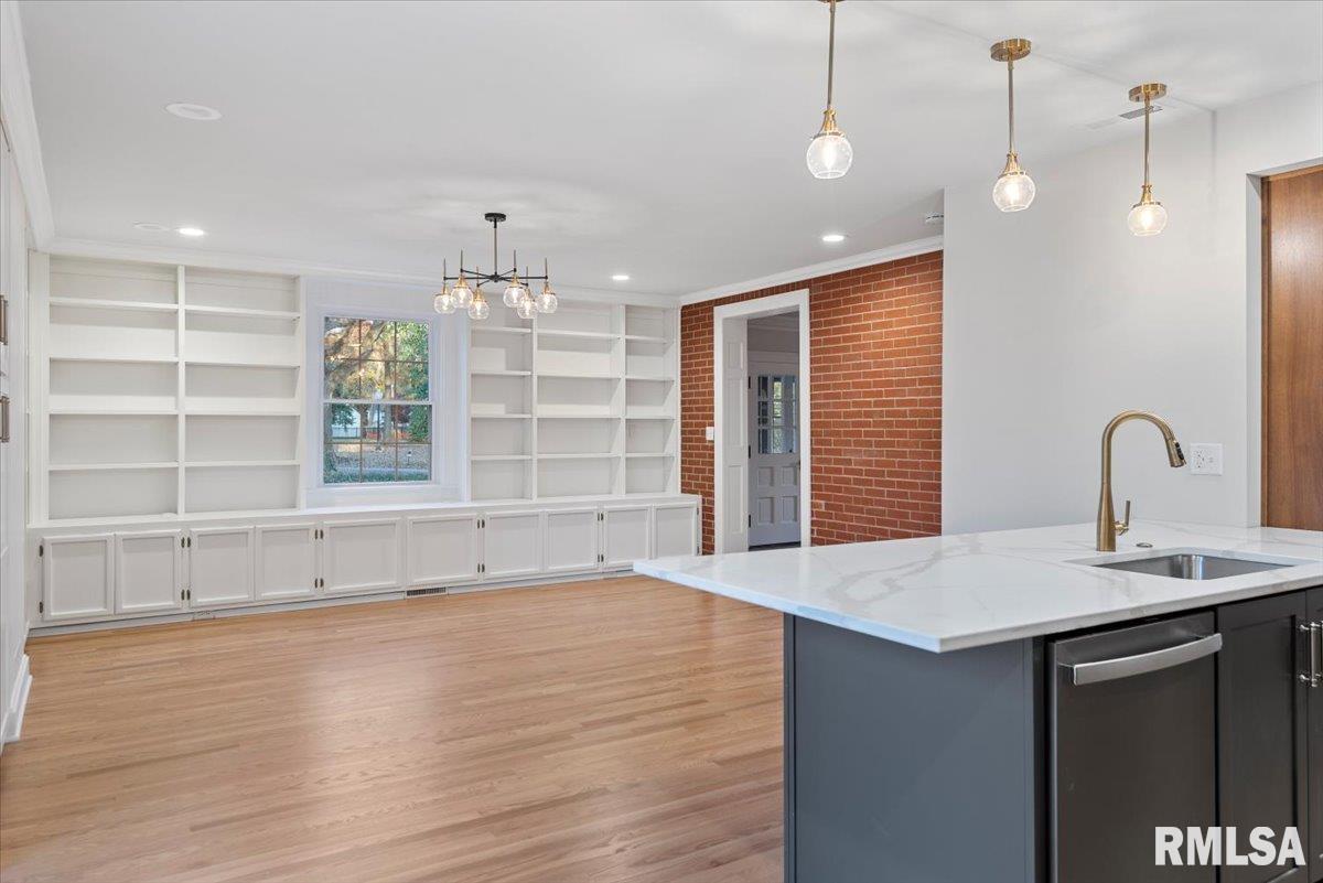 2211 S Wiggins Avenue