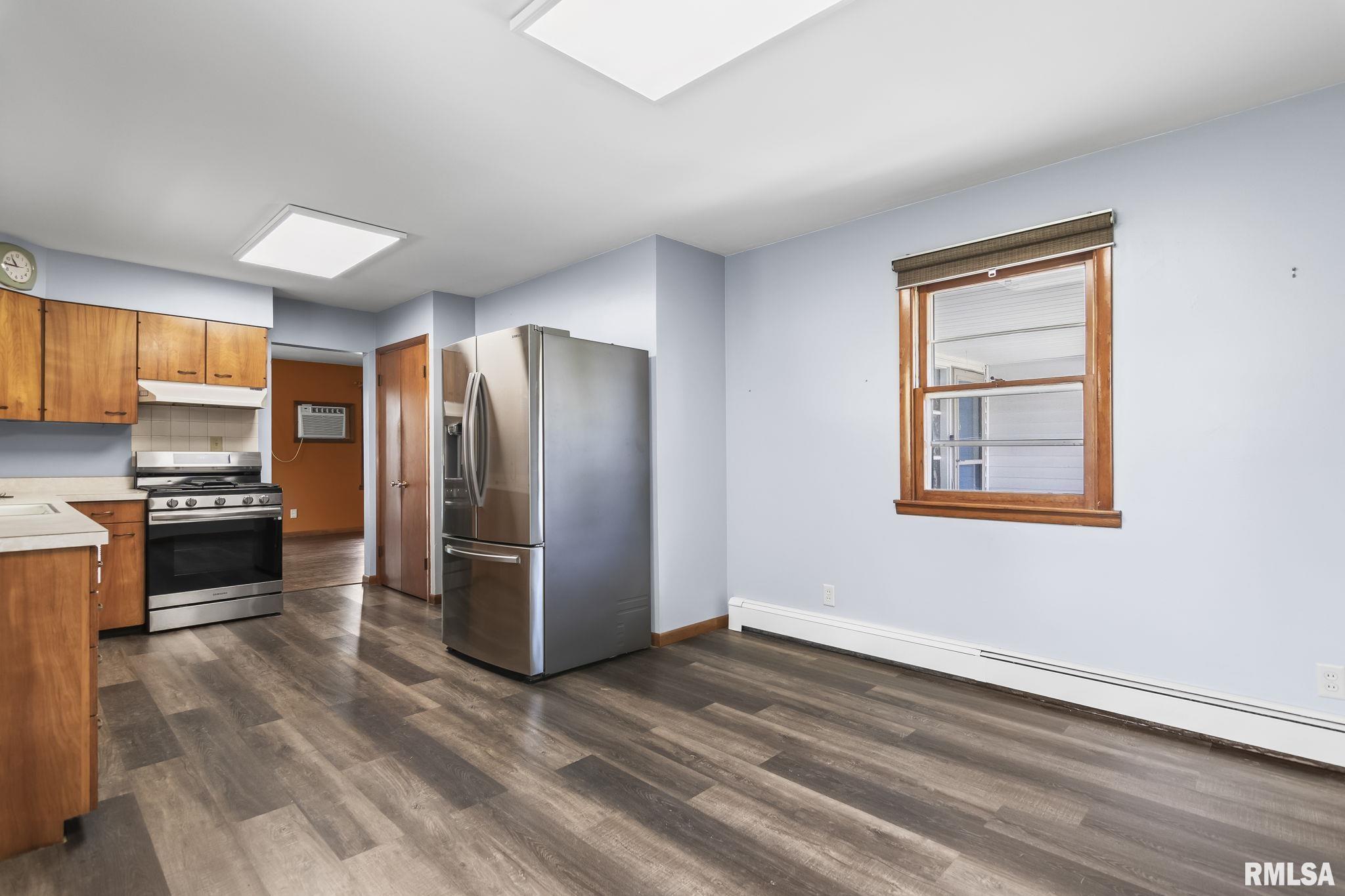 113 W WALNUT Street