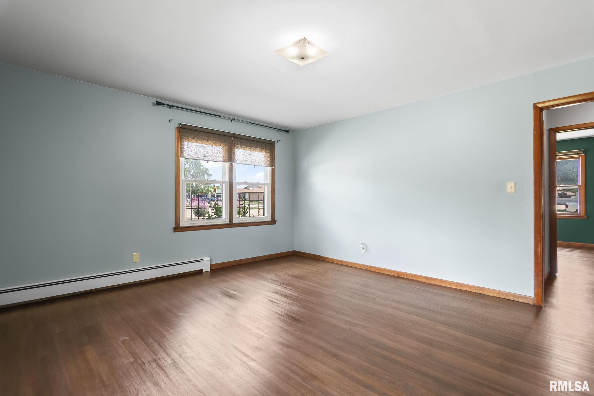 113 W WALNUT Street