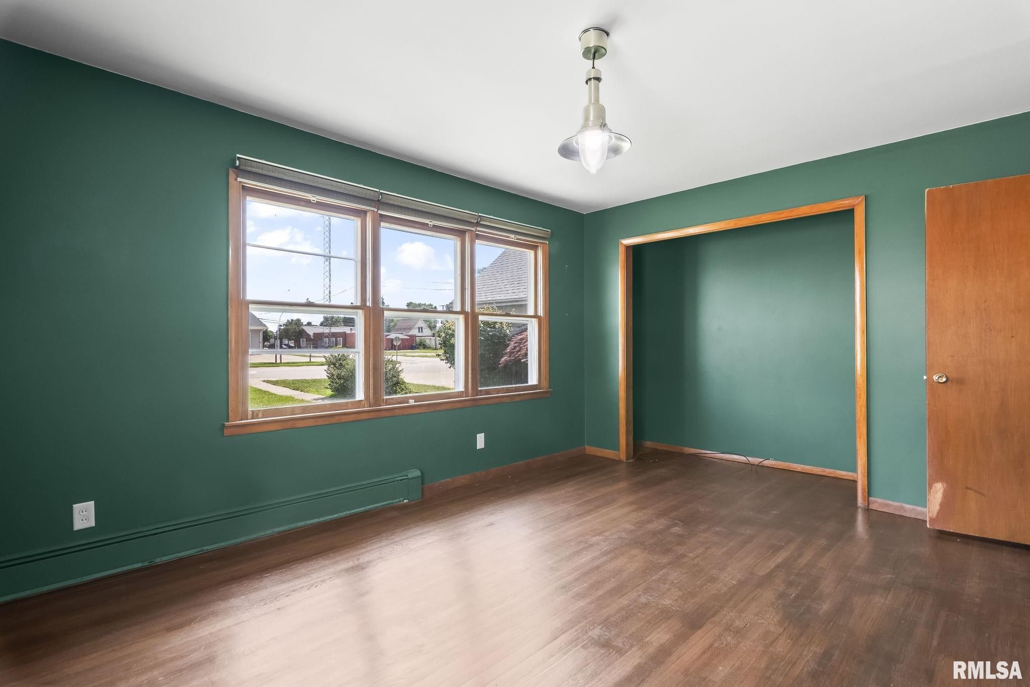 113 W WALNUT Street