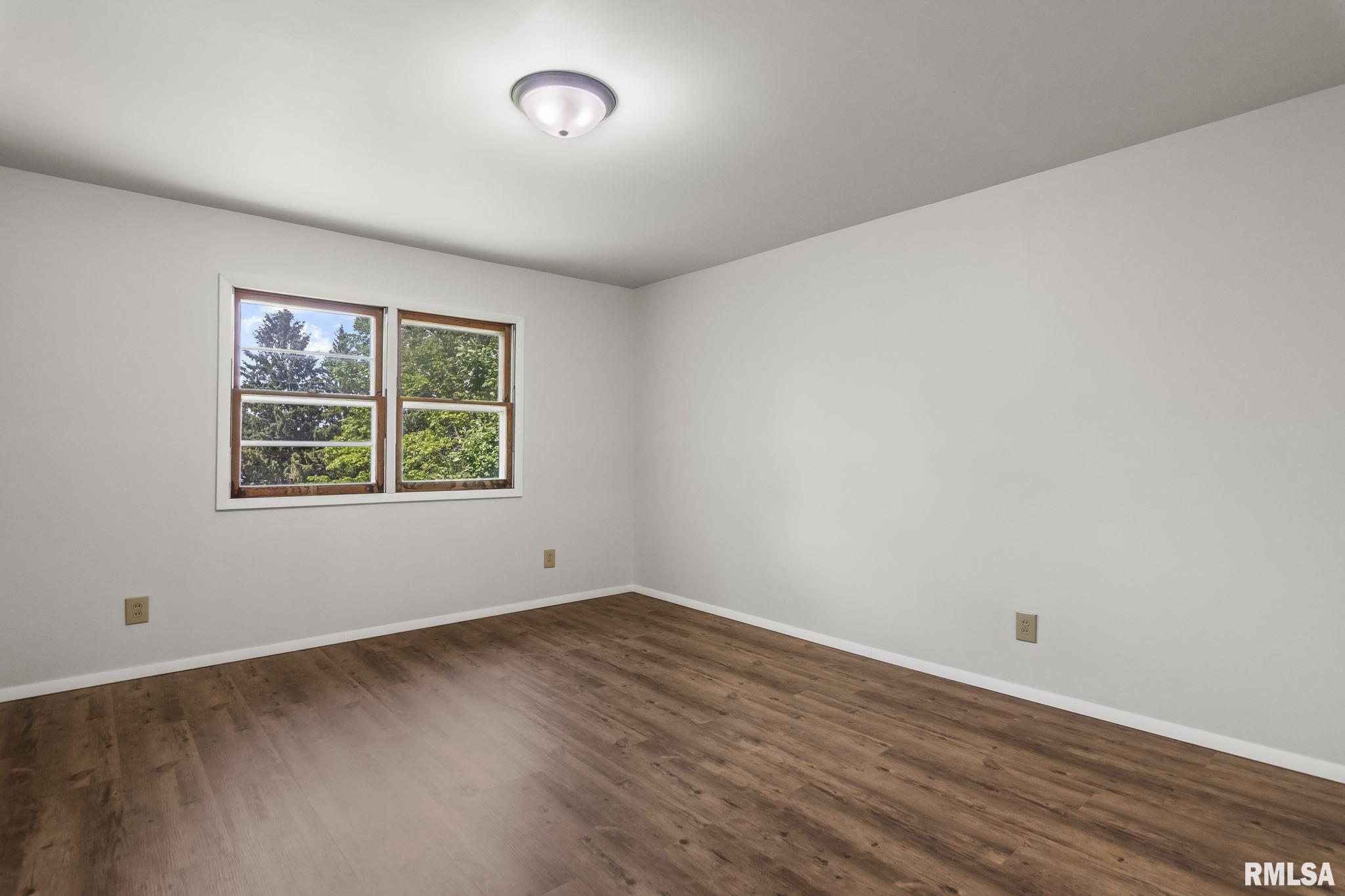 113 W WALNUT Street