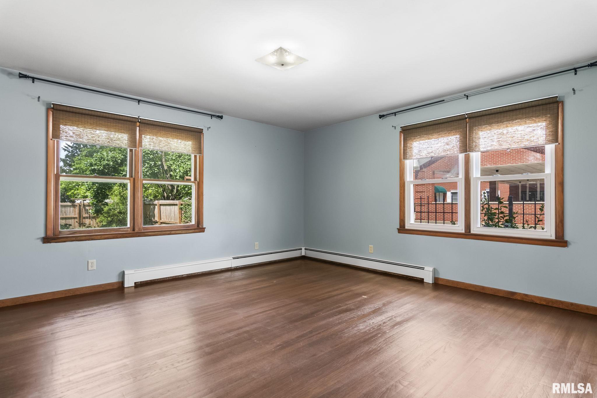 113 W WALNUT Street