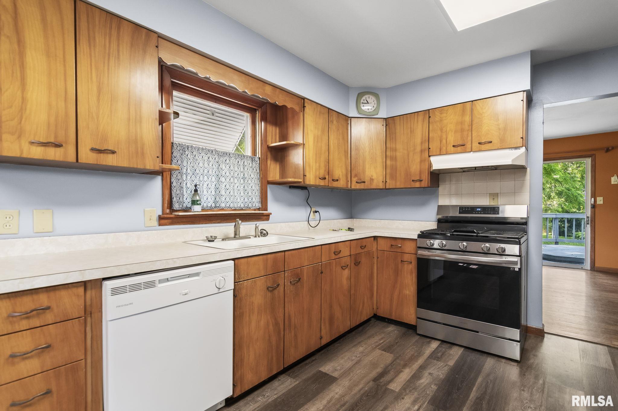 113 W WALNUT Street