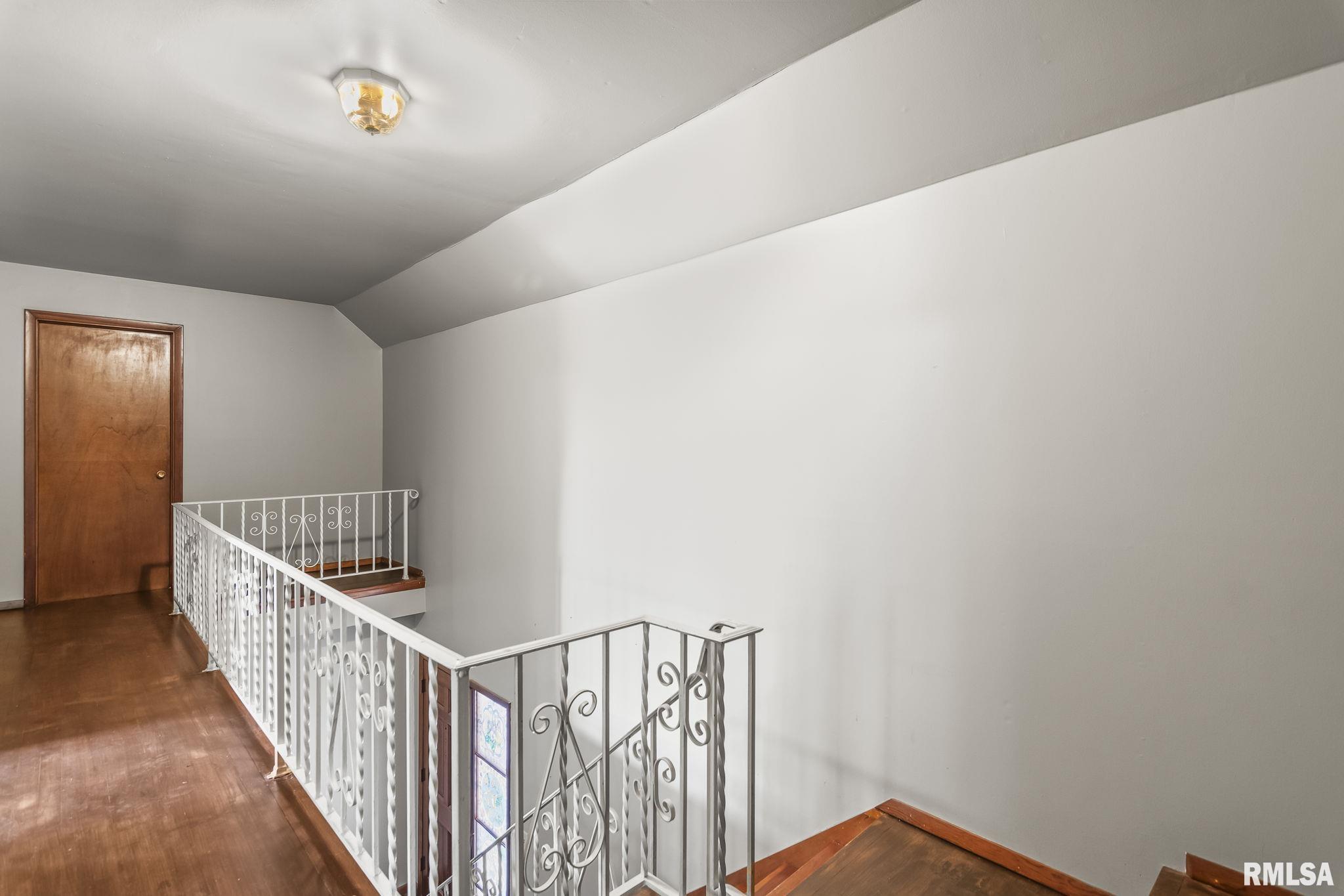 113 W WALNUT Street