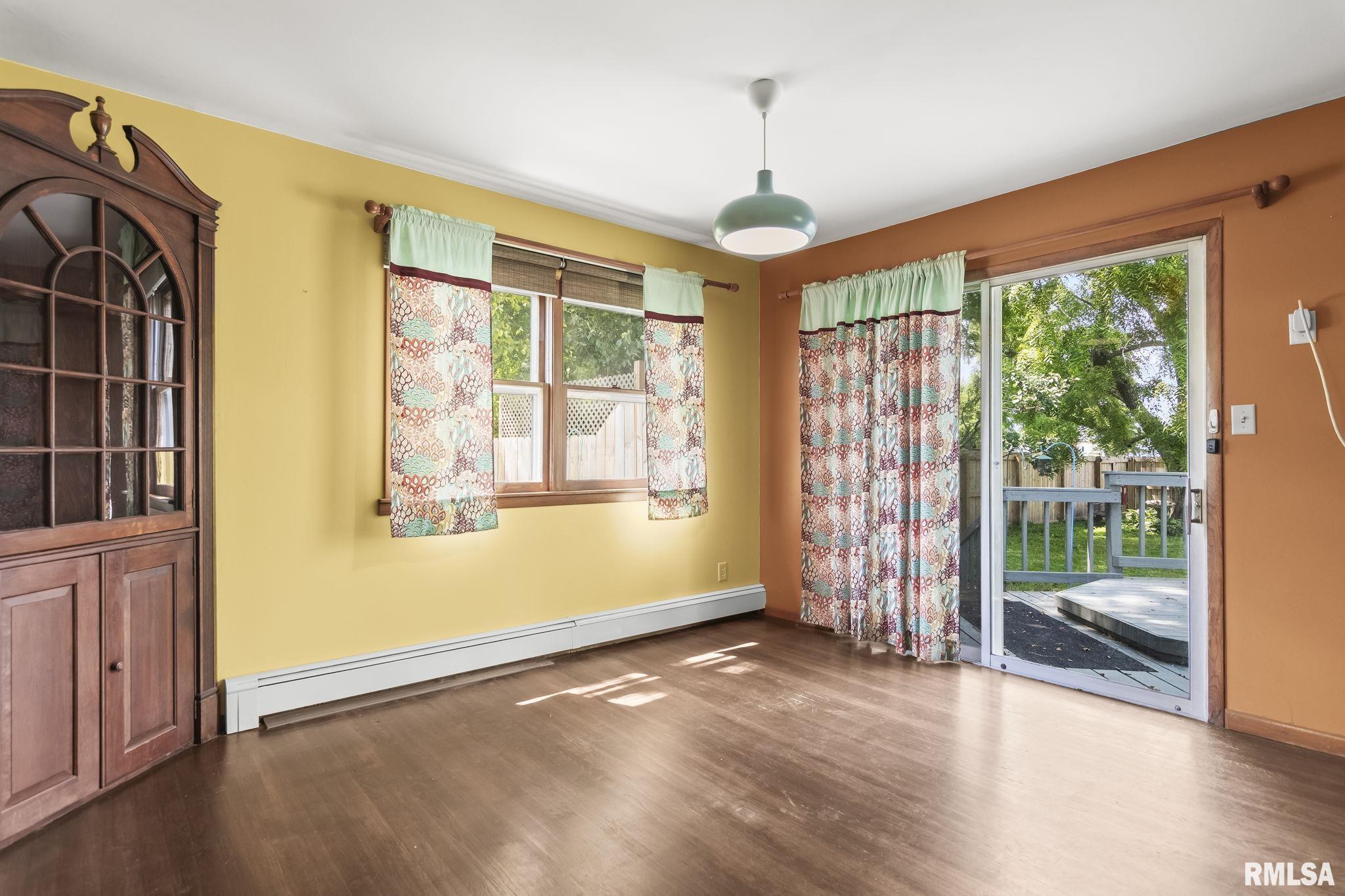 113 W WALNUT Street