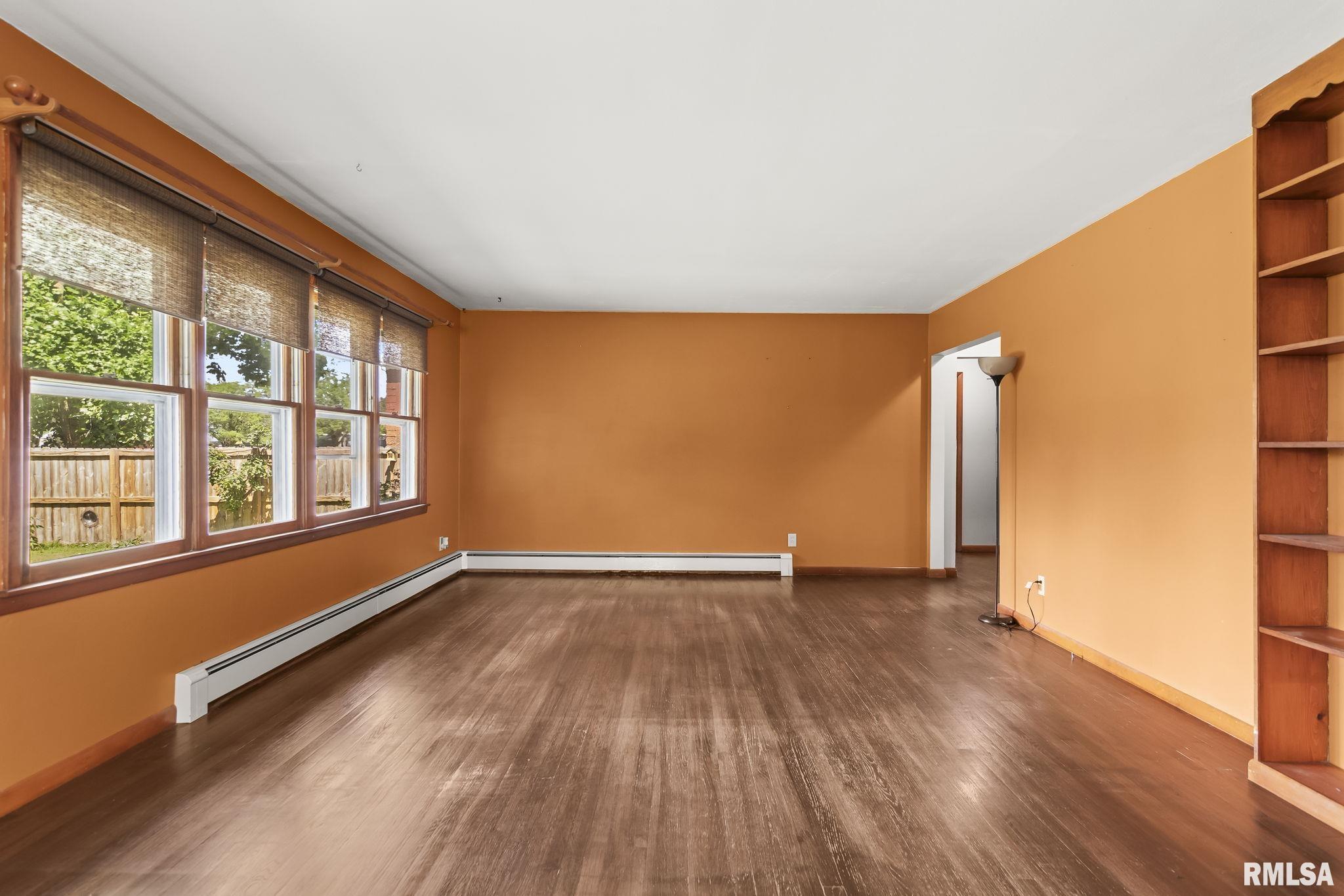 113 W WALNUT Street