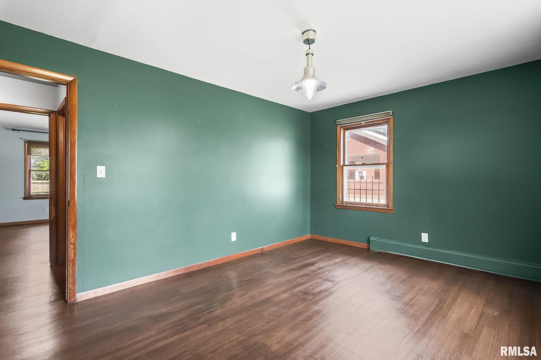 113 W WALNUT Street