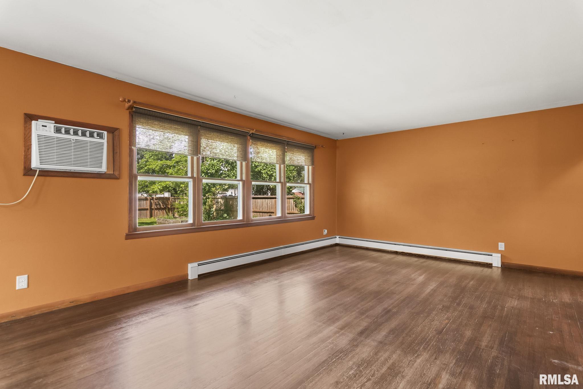 113 W WALNUT Street
