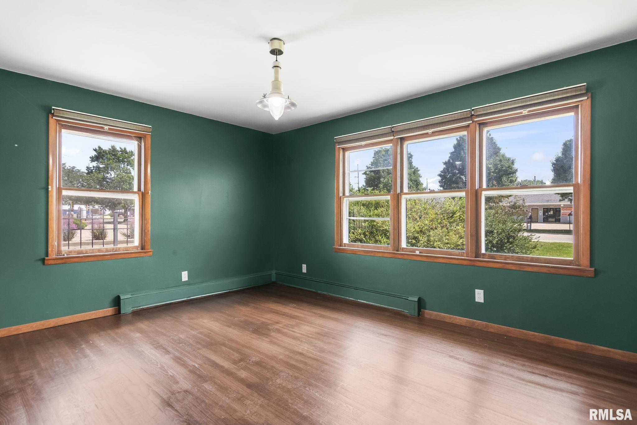 113 W WALNUT Street