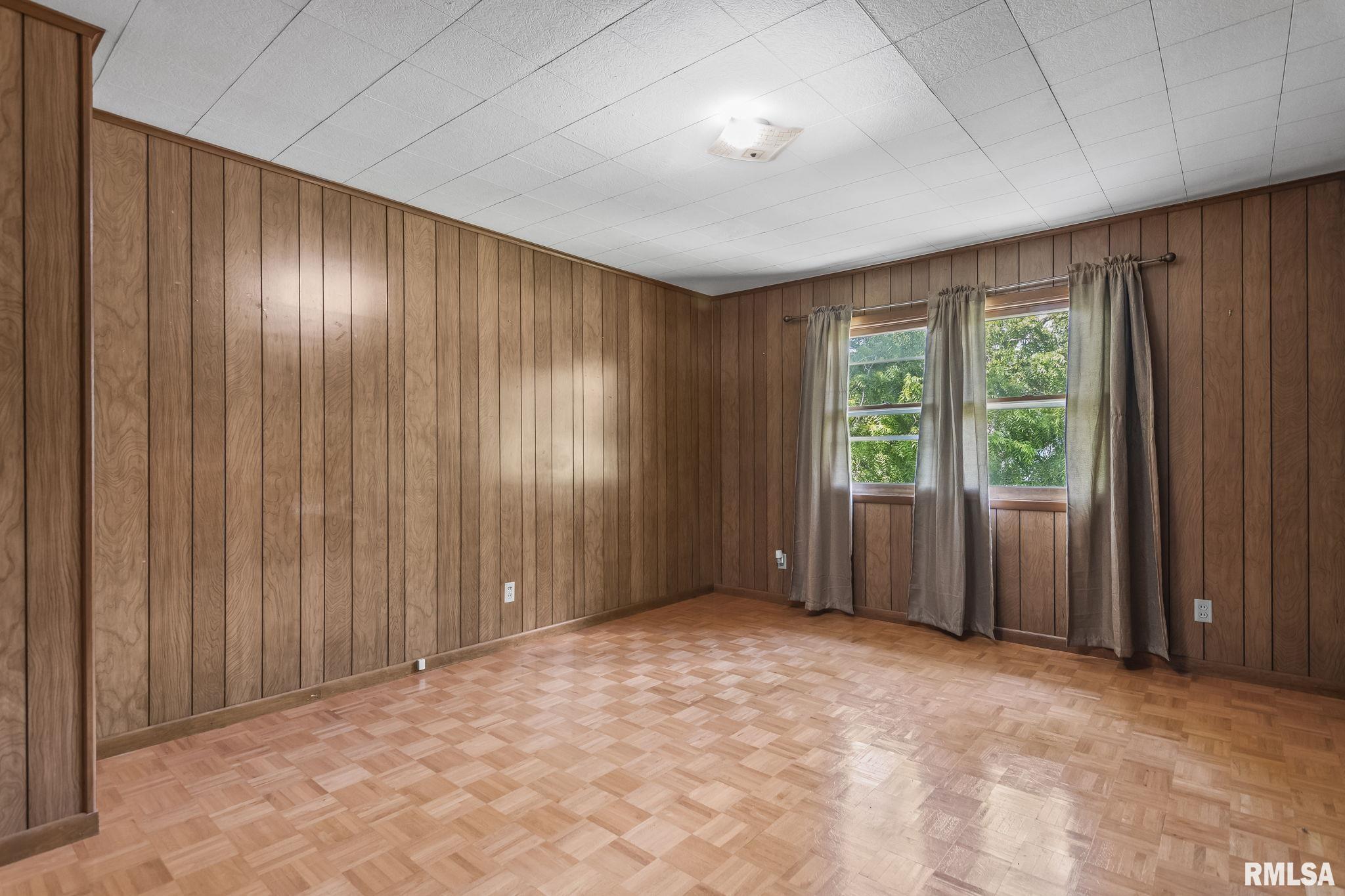 113 W WALNUT Street