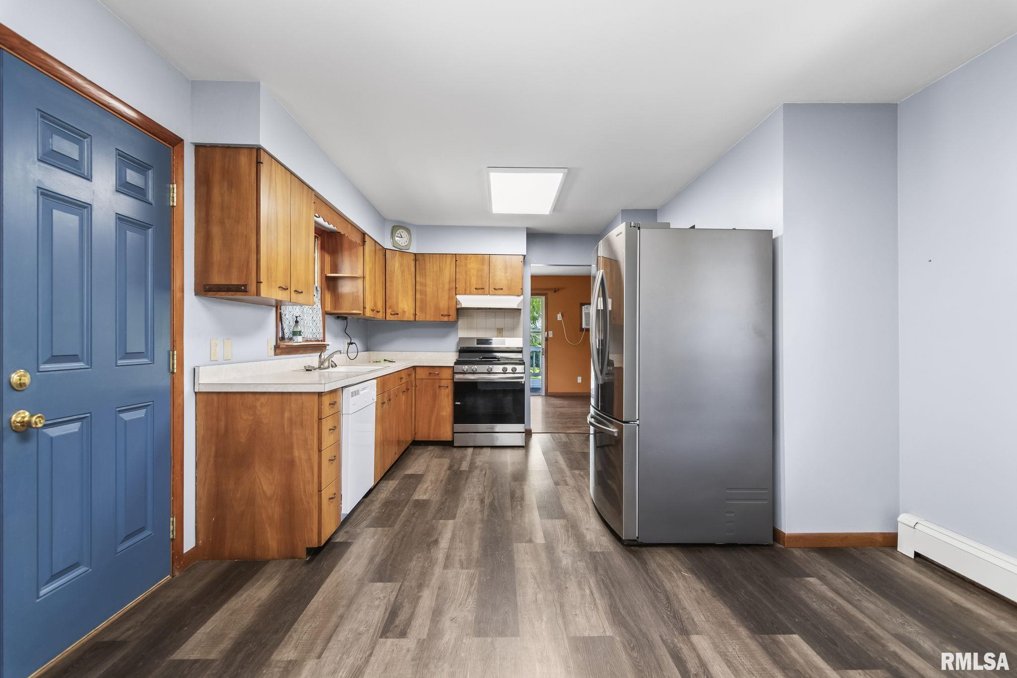 113 W WALNUT Street