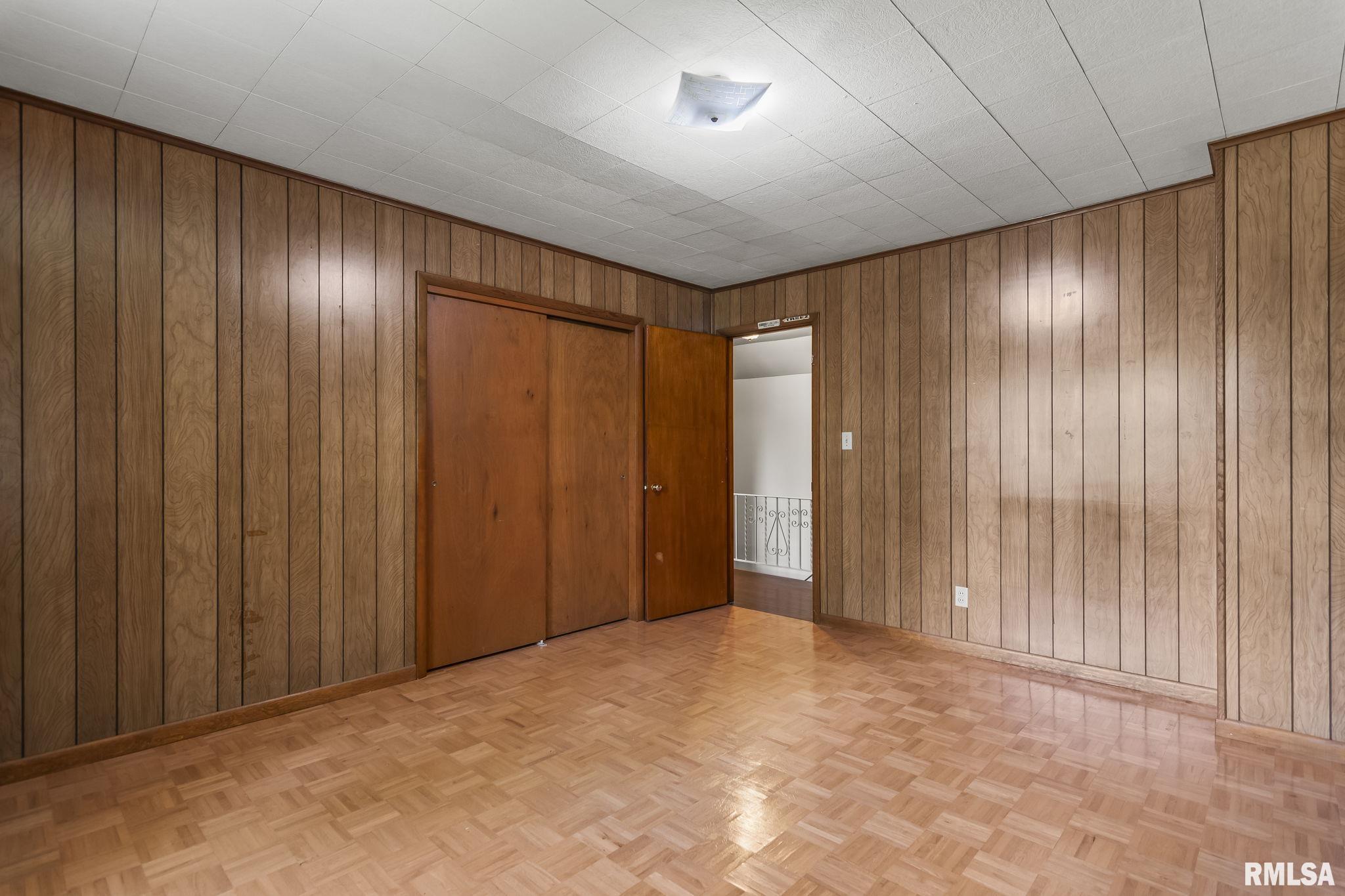 113 W WALNUT Street