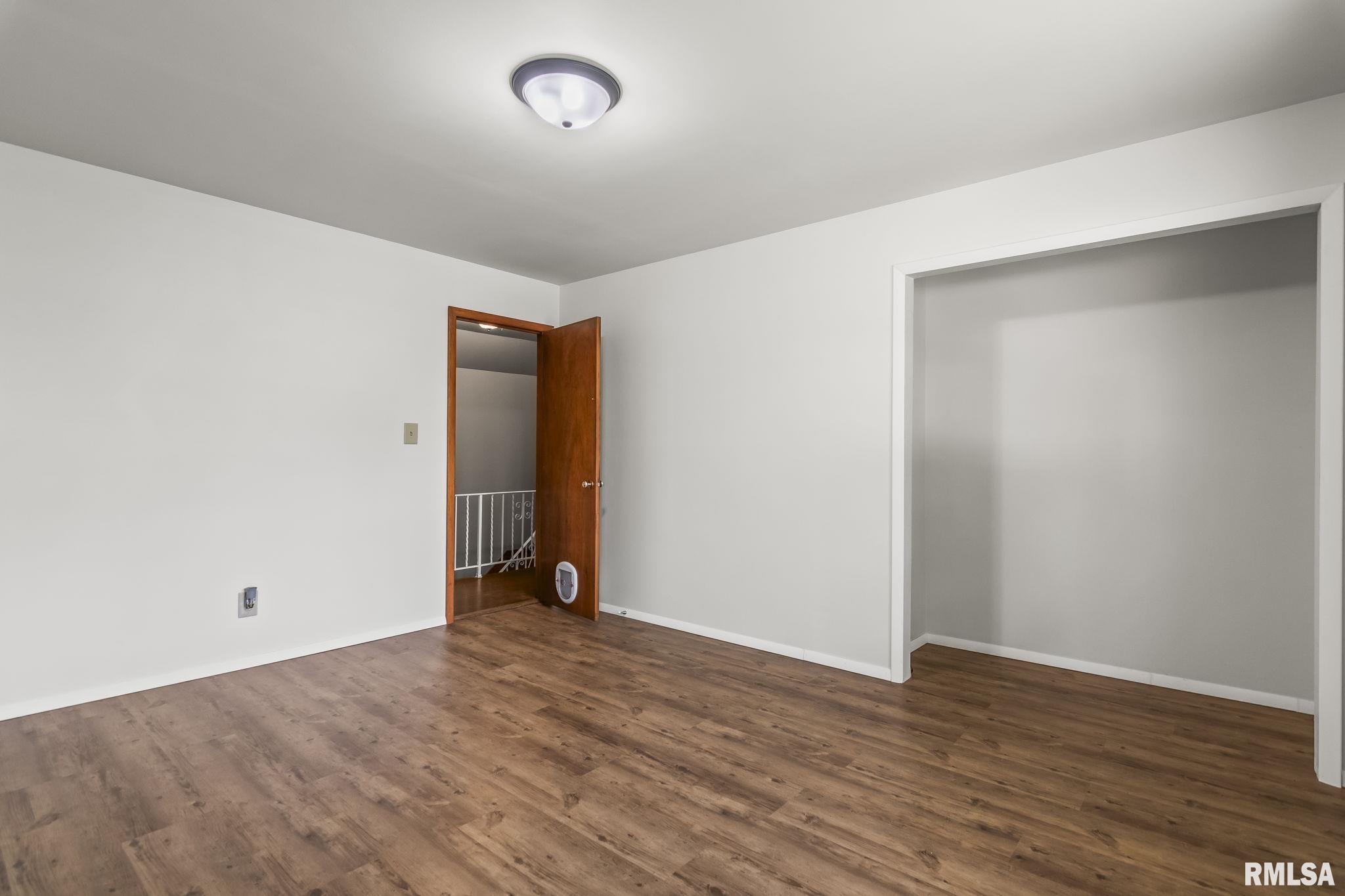 113 W WALNUT Street