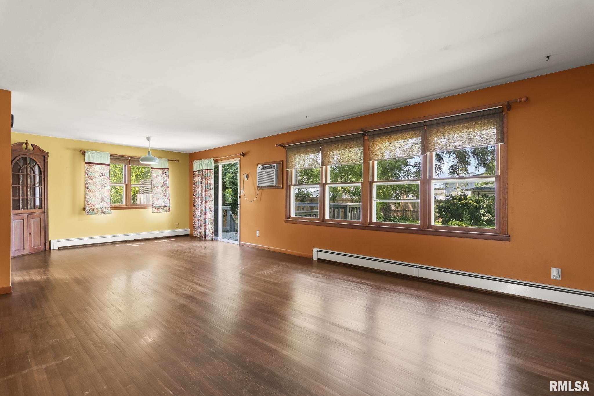 113 W WALNUT Street