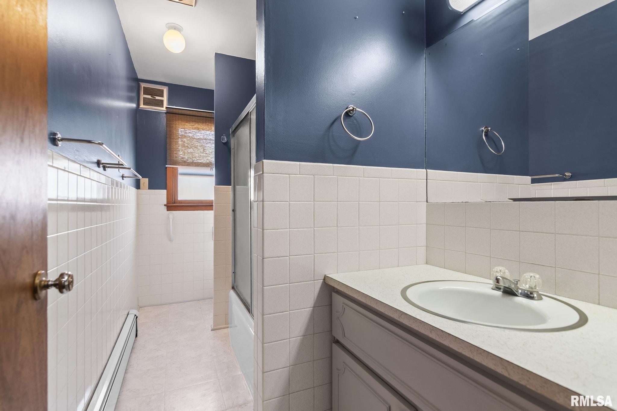 113 W WALNUT Street