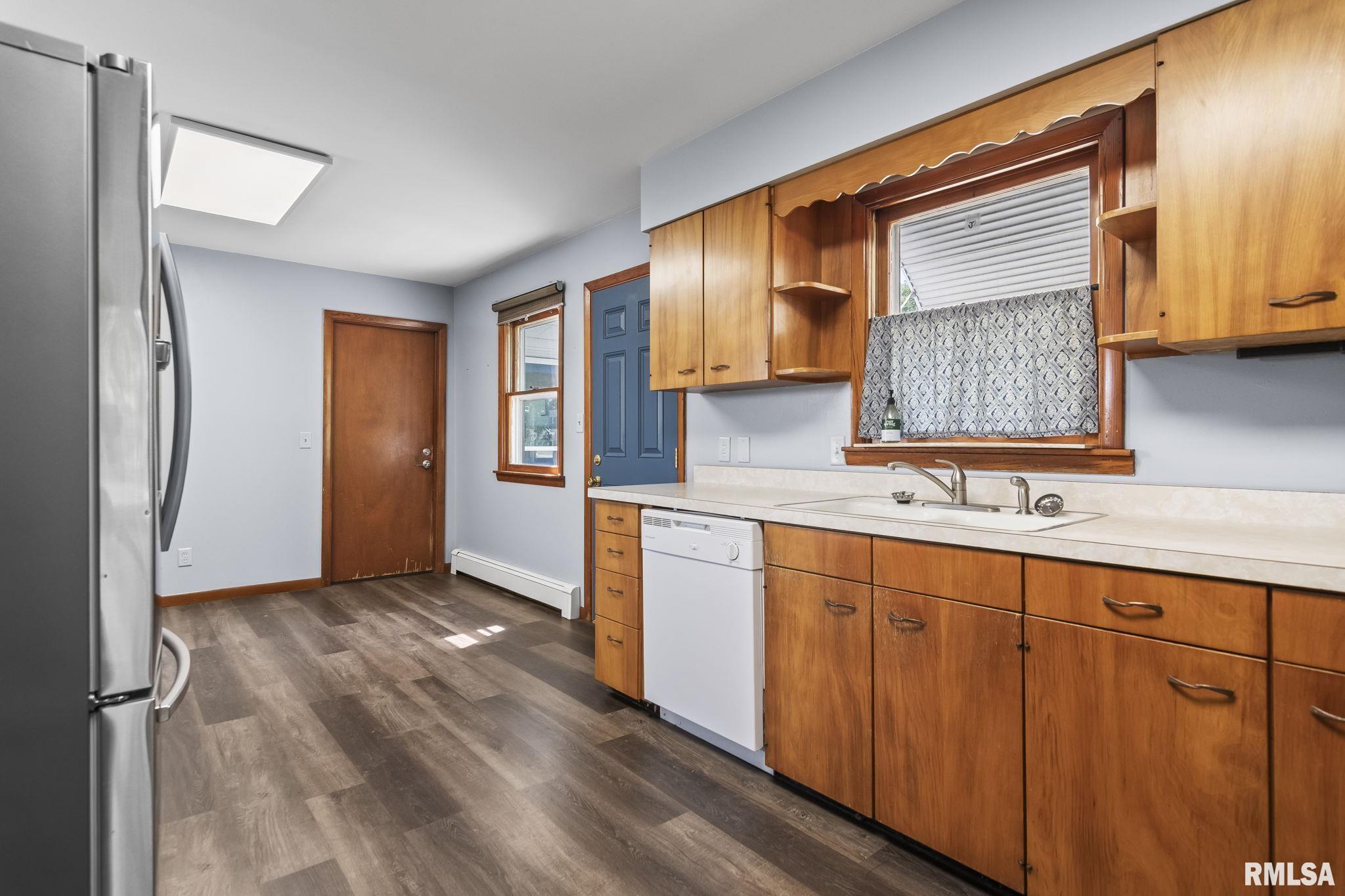 113 W WALNUT Street