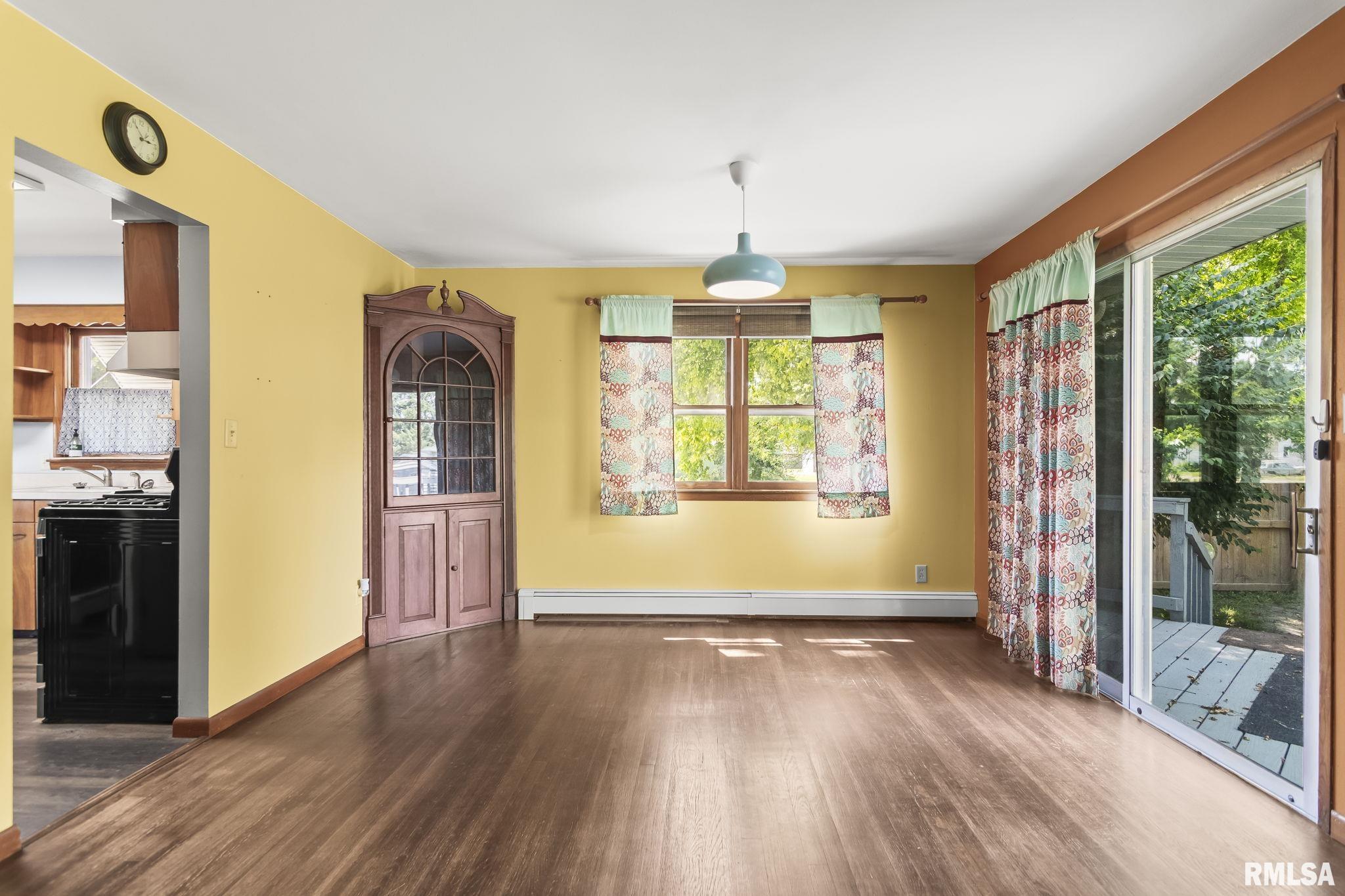 113 W WALNUT Street