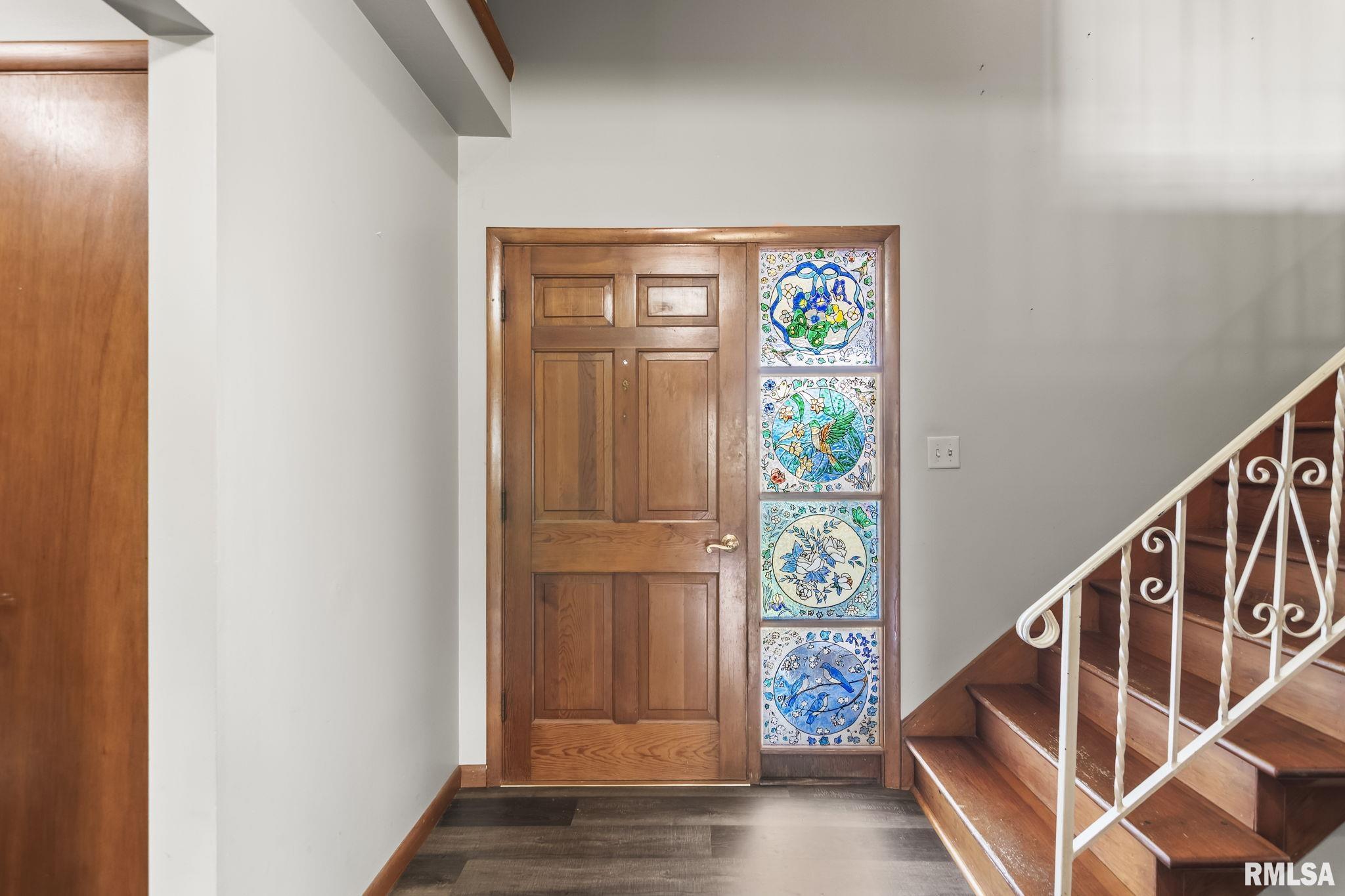 113 W WALNUT Street