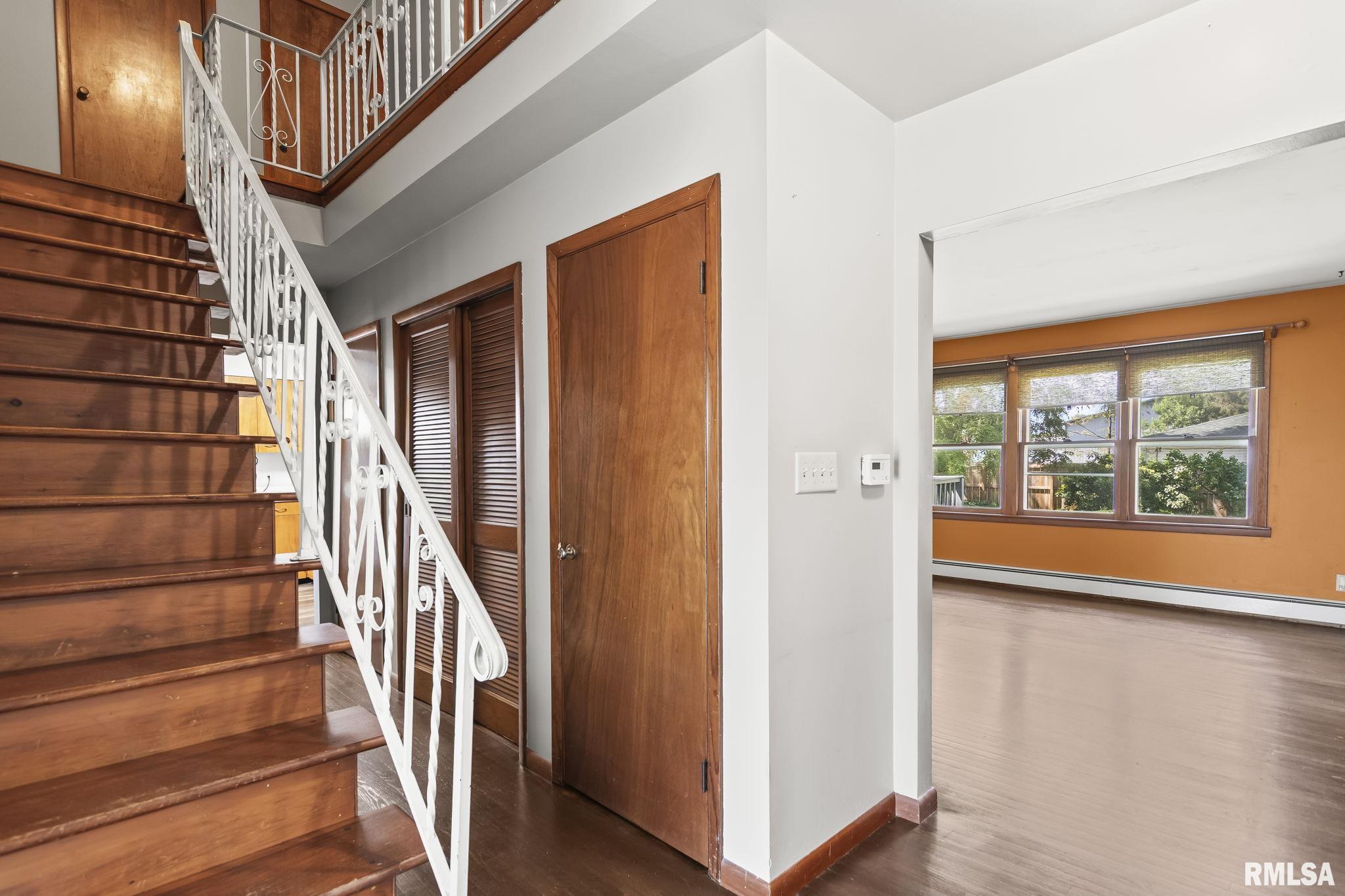 113 W WALNUT Street