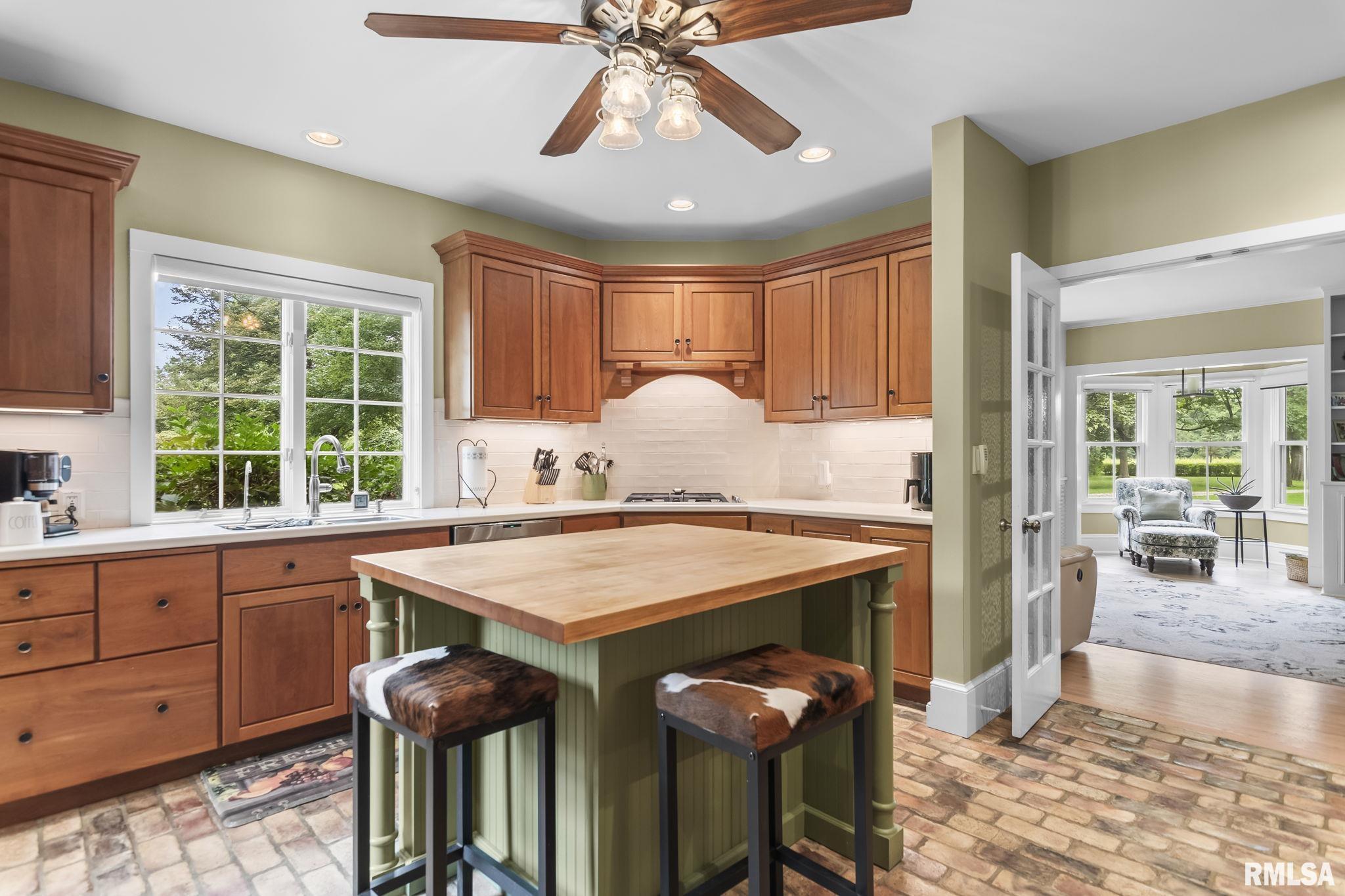 2624 E LAKE SHORE Drive