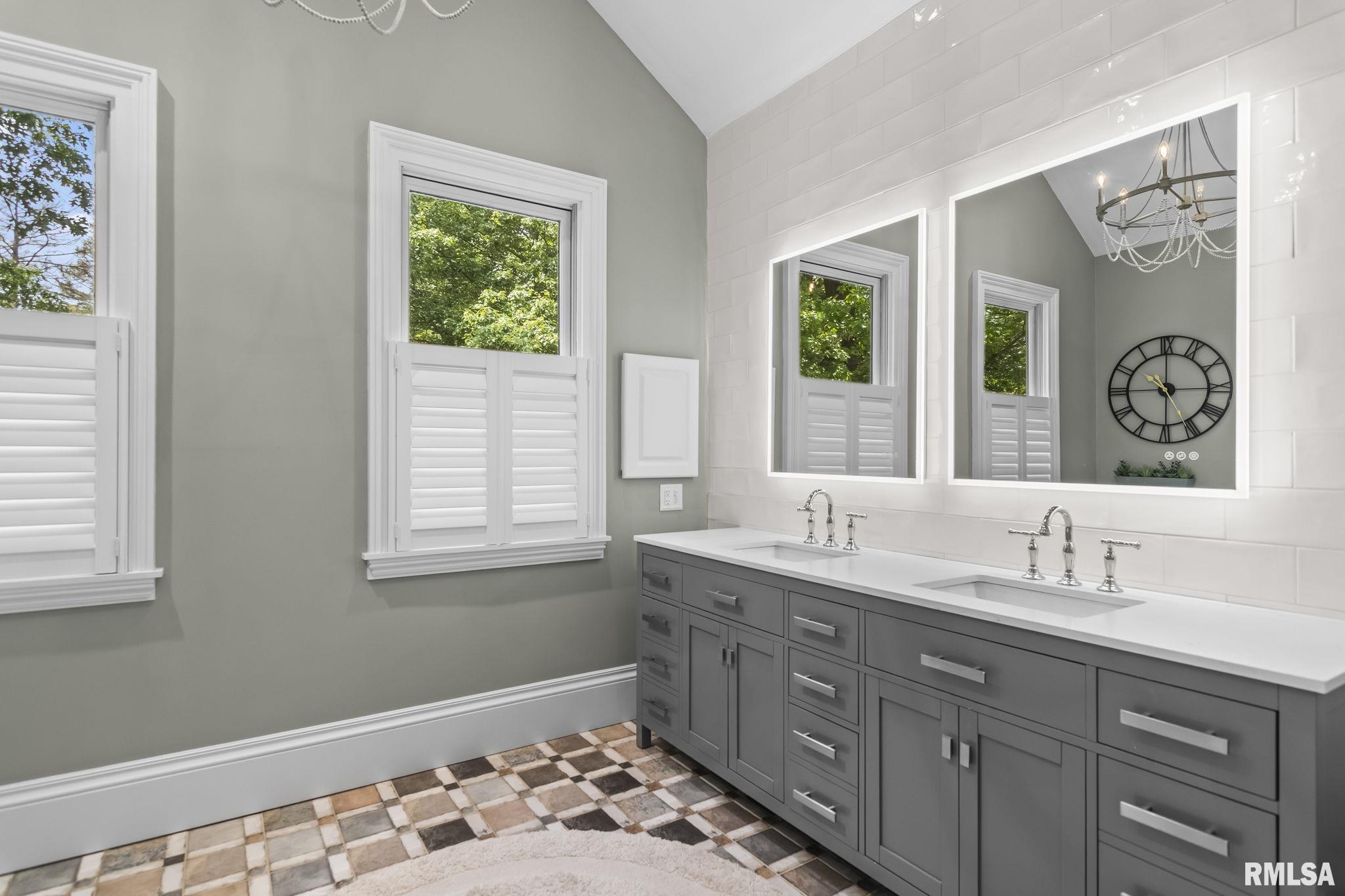 2624 E LAKE SHORE Drive