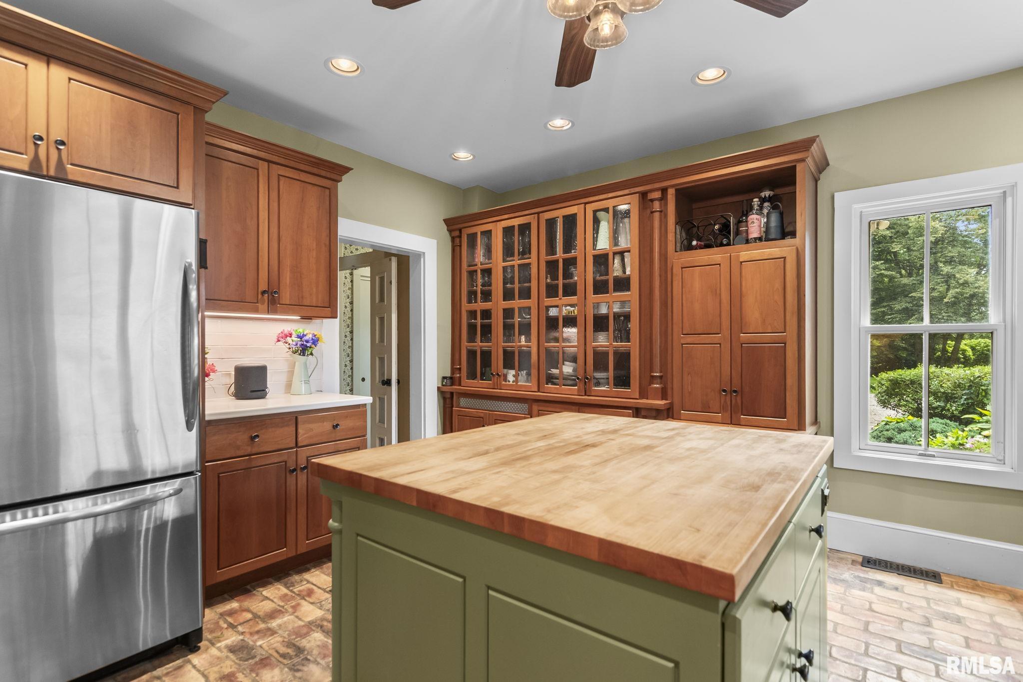 2624 E LAKE SHORE Drive