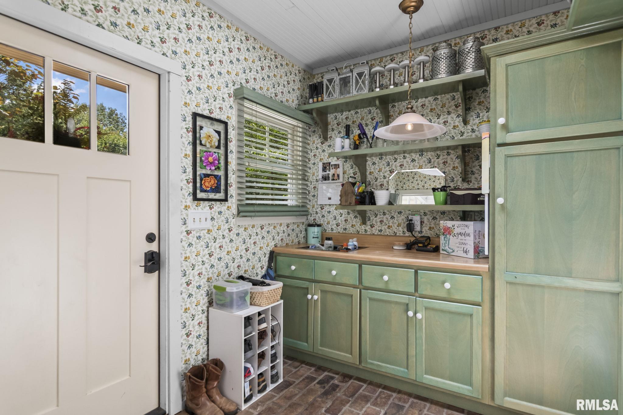 2624 E LAKE SHORE Drive