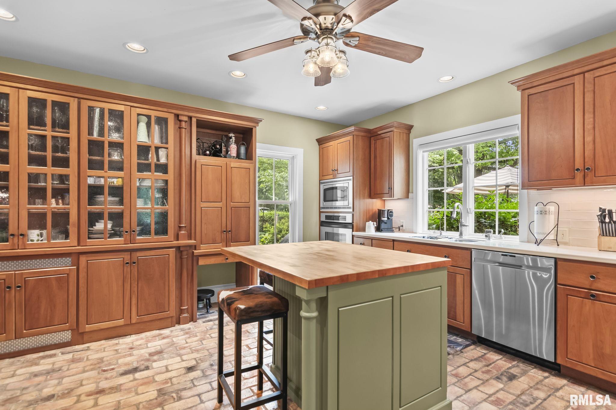 2624 E LAKE SHORE Drive