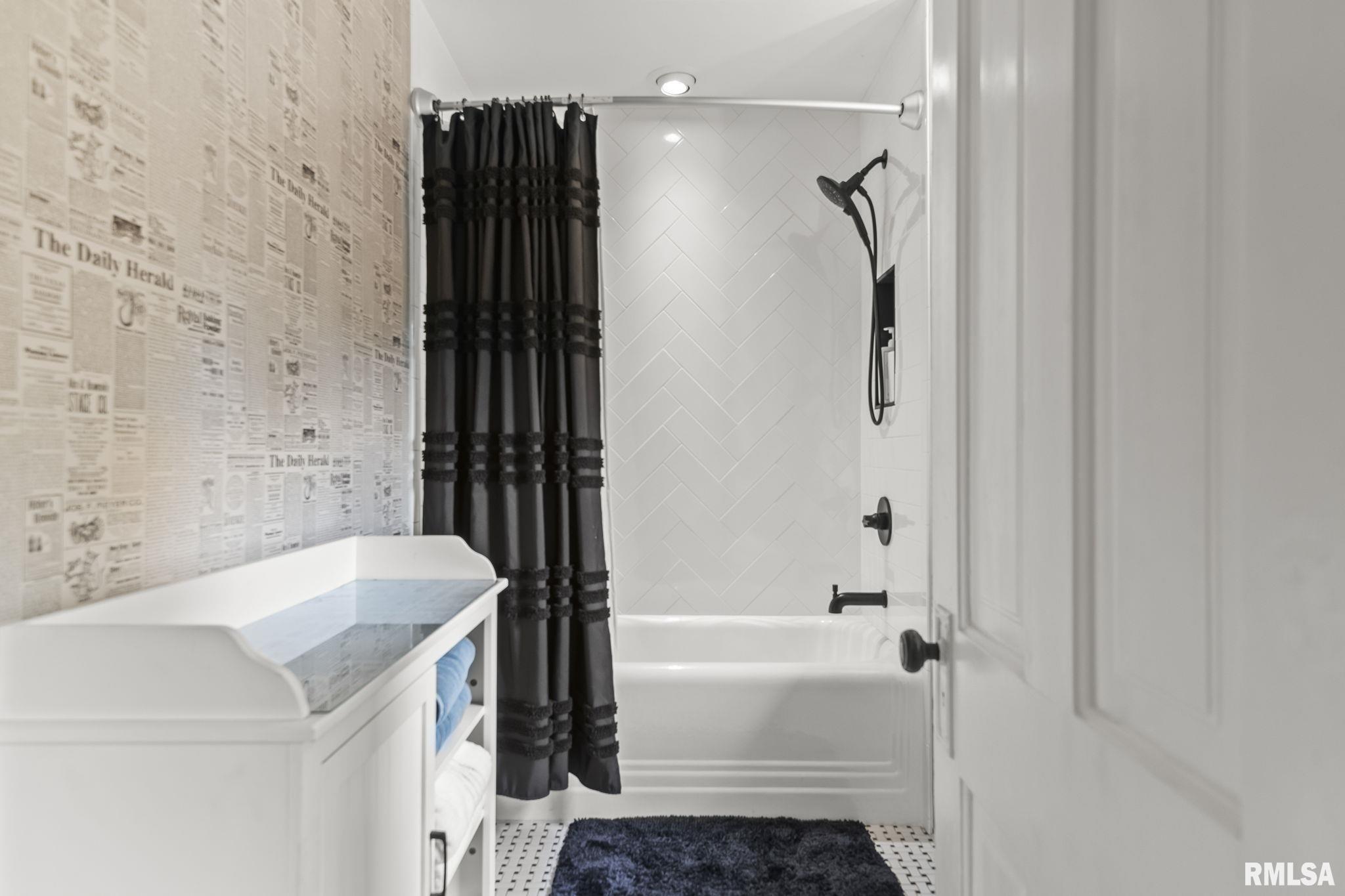 2624 E LAKE SHORE Drive