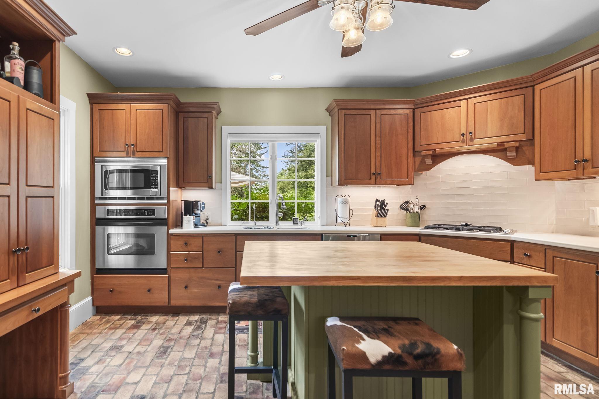 2624 E LAKE SHORE Drive