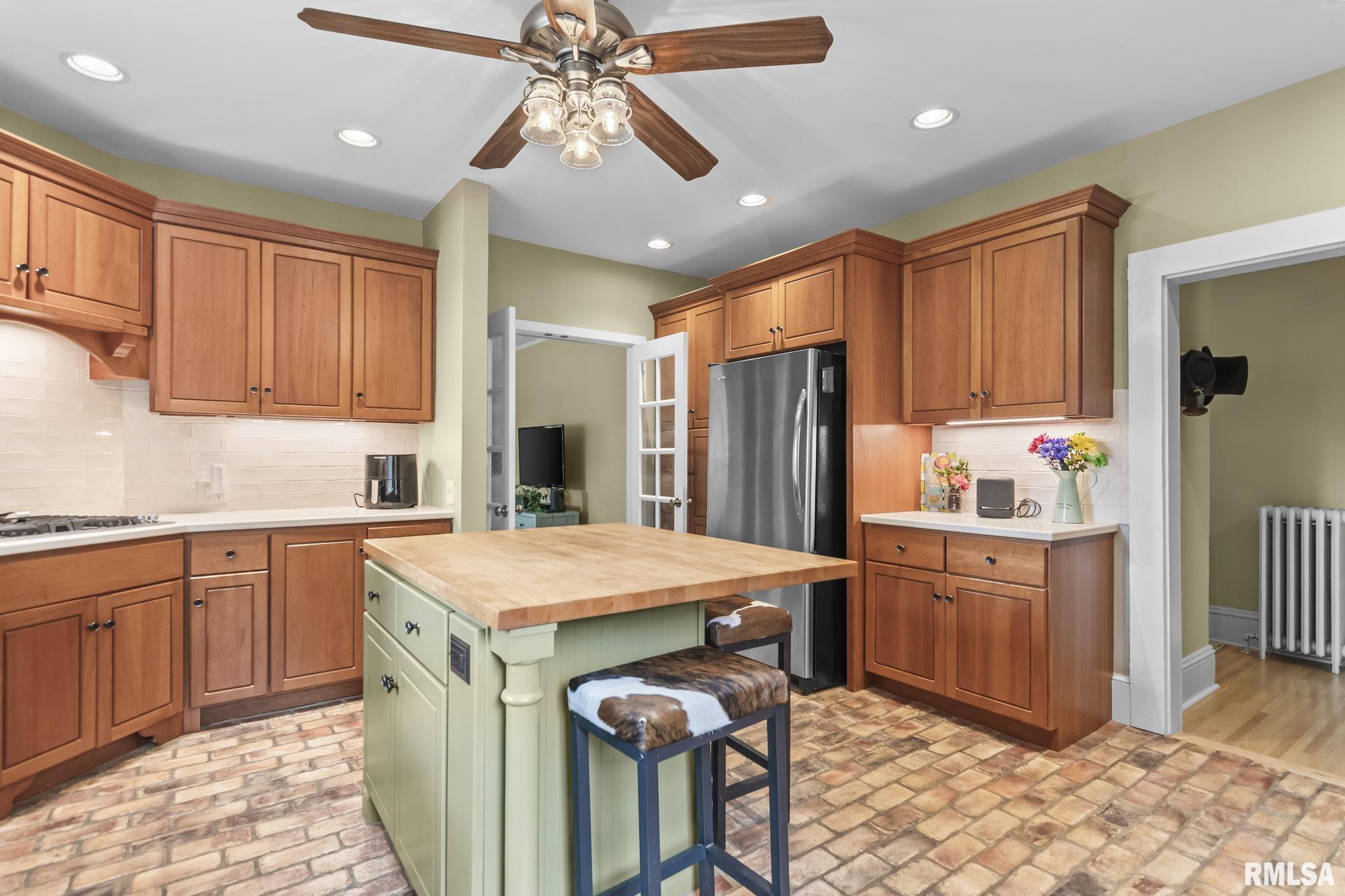 2624 E LAKE SHORE Drive