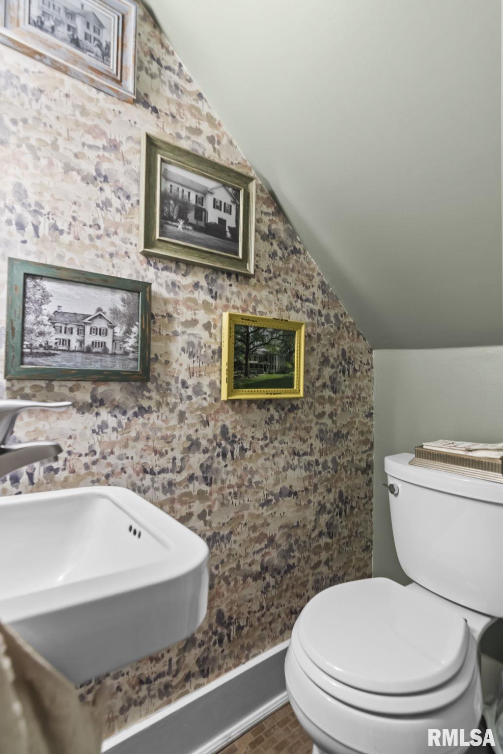 2624 E LAKE SHORE Drive