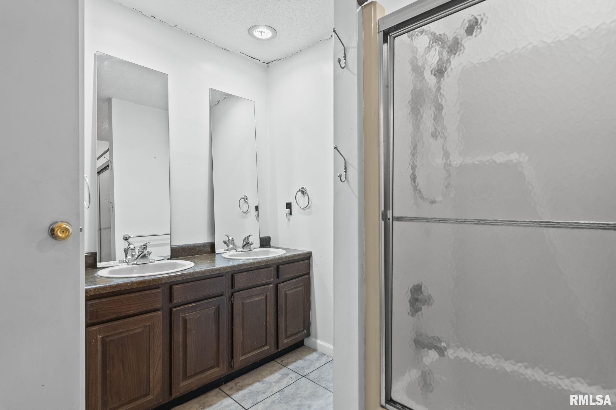 2833 White Plains Court