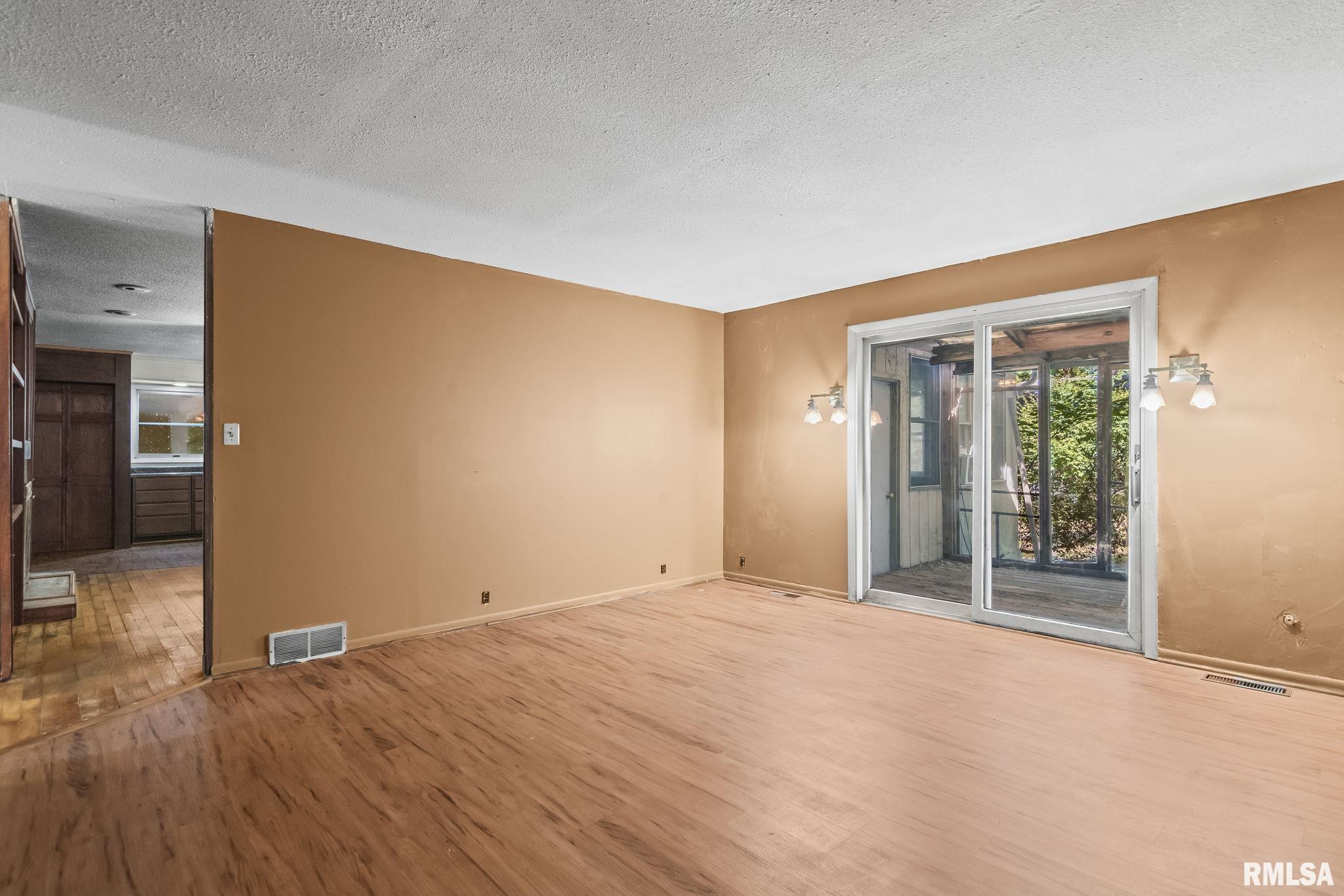 2833 White Plains Court