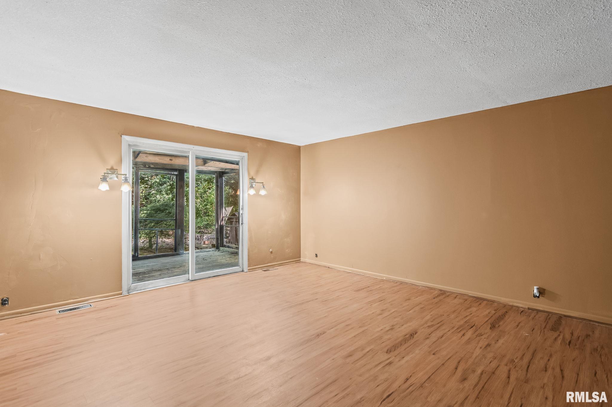 2833 White Plains Court